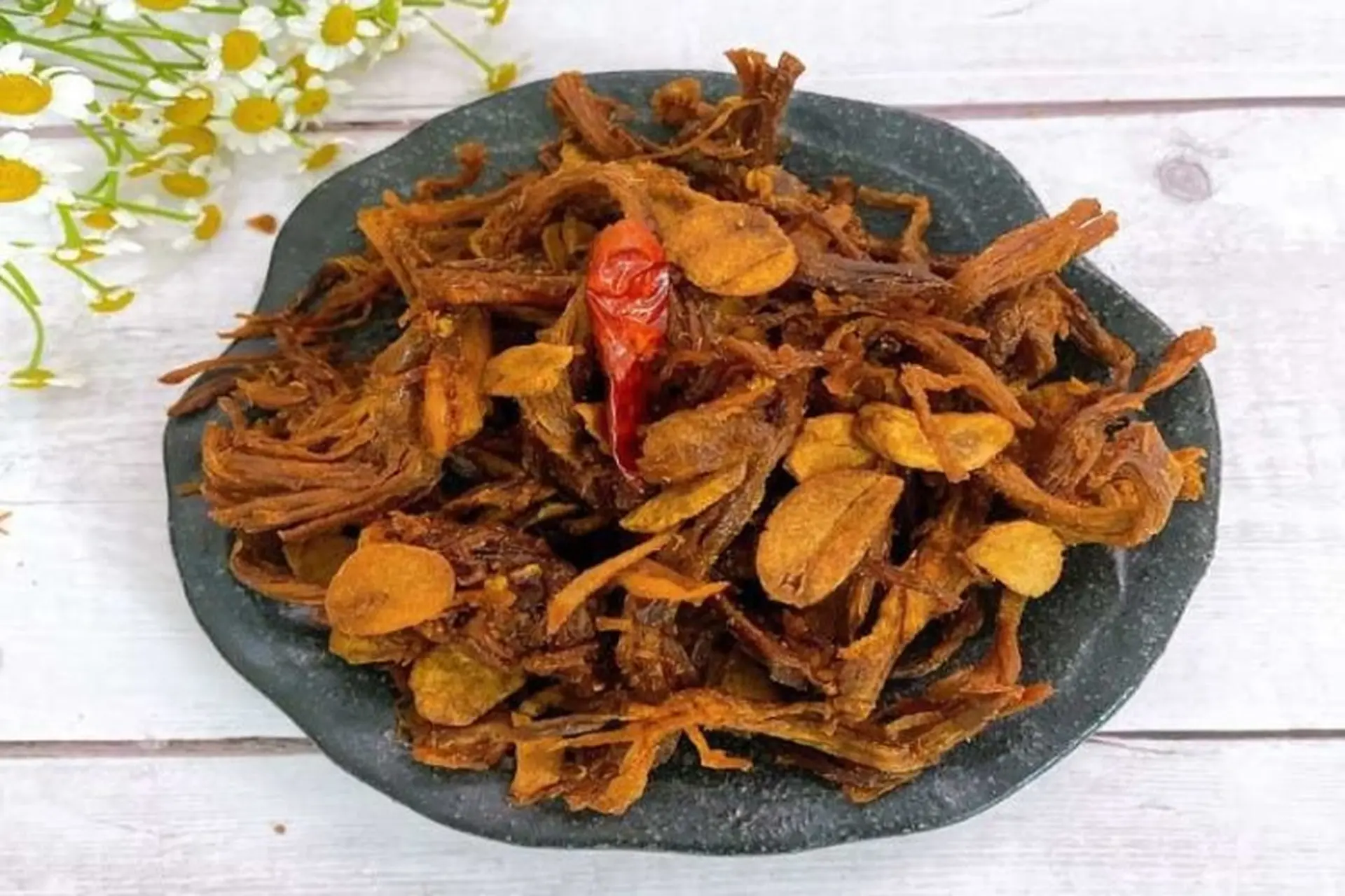 Khô heo cháy tỏi vàng giòn hấp dẫn với cách làm cực kỳ đơn giản, bạn đã biết chưa?