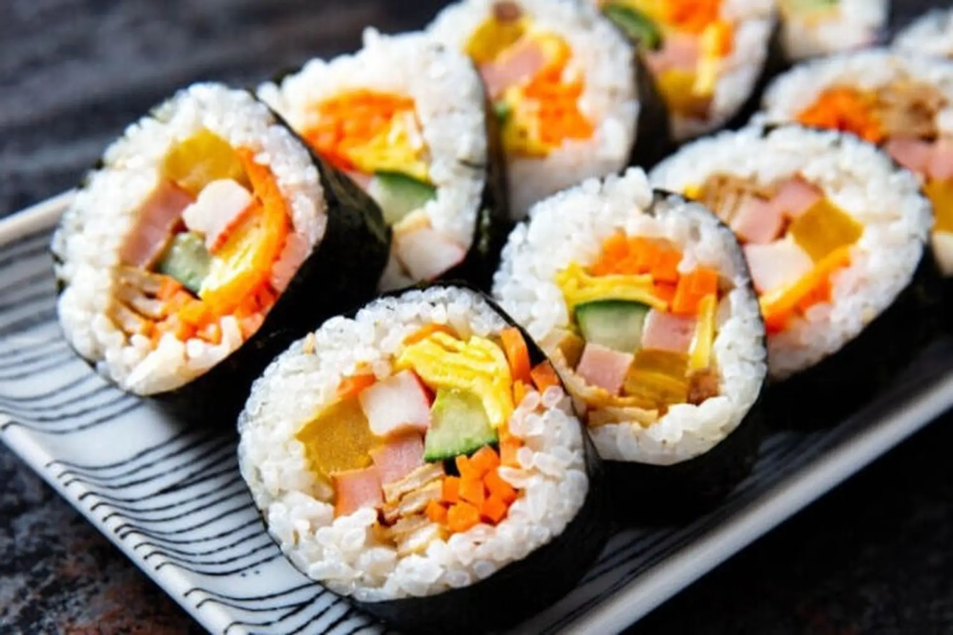 Mách bạn cách làm cơm cuộn Hàn Quốc chuẩn vị truyền thống, cực kỳ đơn giản và ngon miệng