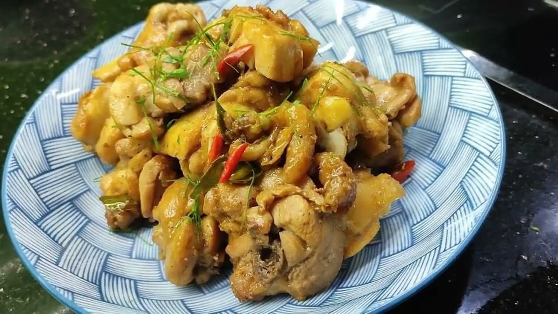 Hướng dẫn cách làm gà rang lá chanh -  Sự kết hợp hài hoà của lá chanh và hành khô phi thơm phức