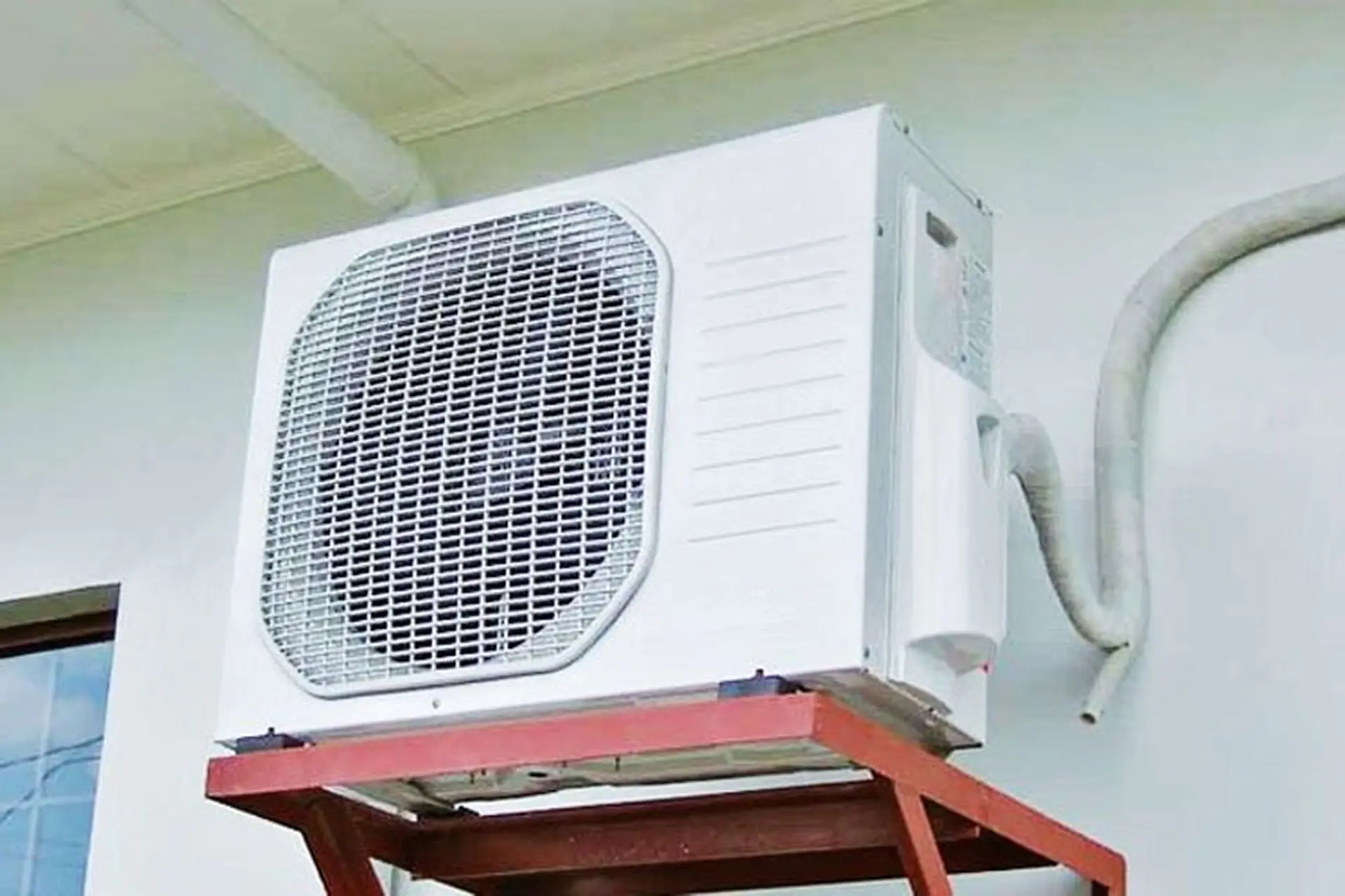 Cục nóng máy lạnh bị chảy nước phải xử lý thế nào? Tìm hiểu 5 nguyên nhân gây ra sự cố