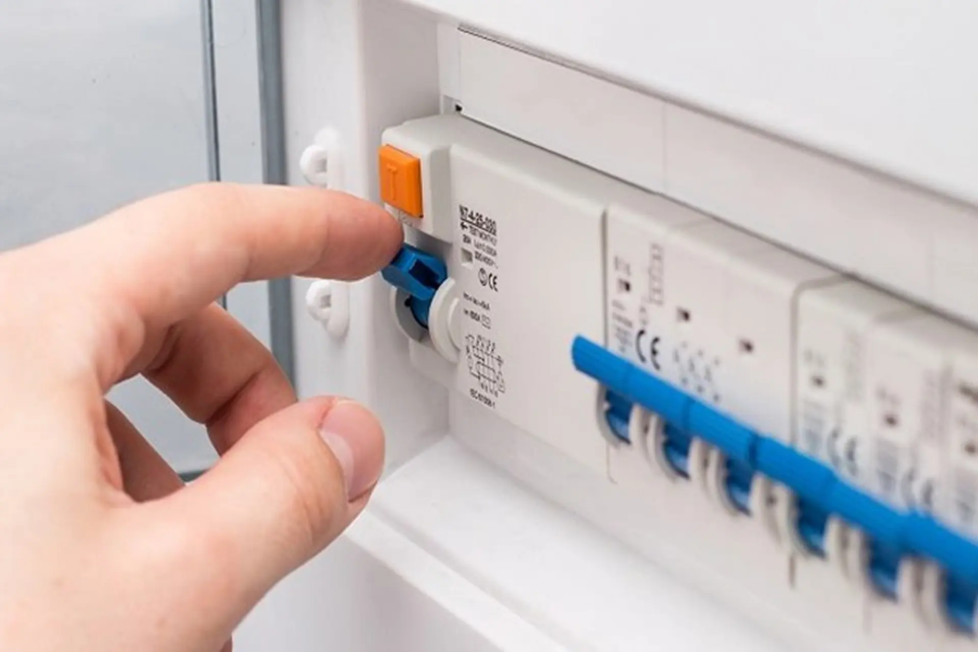 Điều hoà bị nhảy aptomat do đâu? Cách khắc phục tại nhà nhanh chóng để đảm bảo an toàn