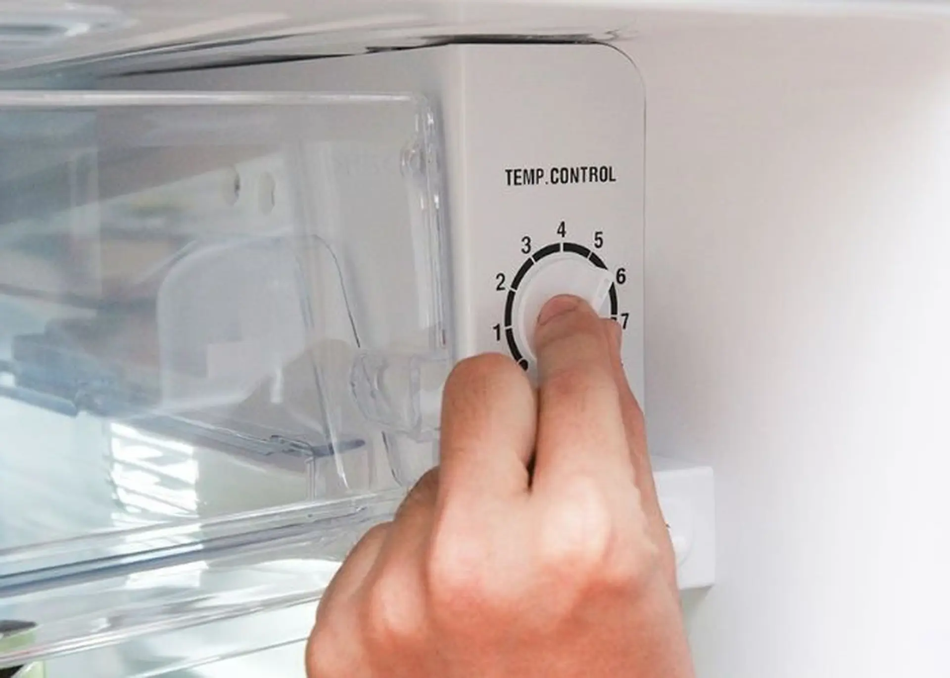 Hướng dẫn c&aacute;c c&aacute;ch điều chỉnh nhiệt độ tủ lạnh Aqua đơn giản