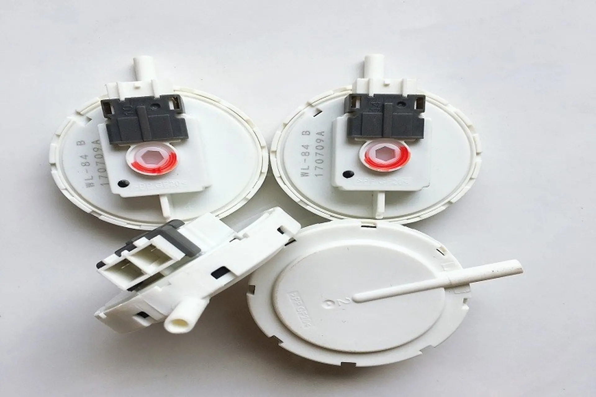 Phao áp suất máy giặt là gì? Hướng dẫn kiểm tra phao khi thấy mức nước trong khoang giặt quá ít