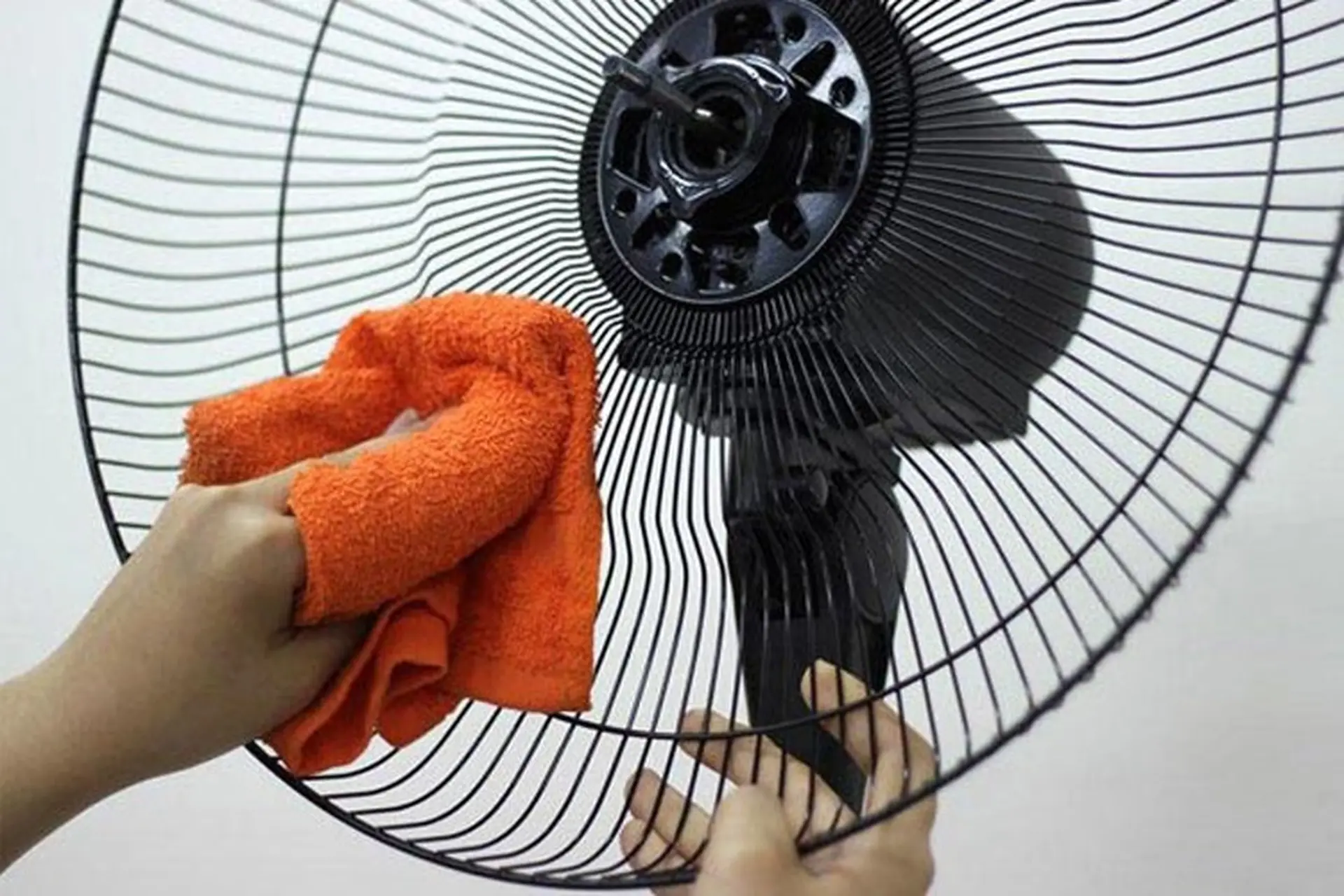 Hướng dẫn cách vệ sinh quạt treo tường nhanh chóng, đơn giản, ai cũng có thể làm được