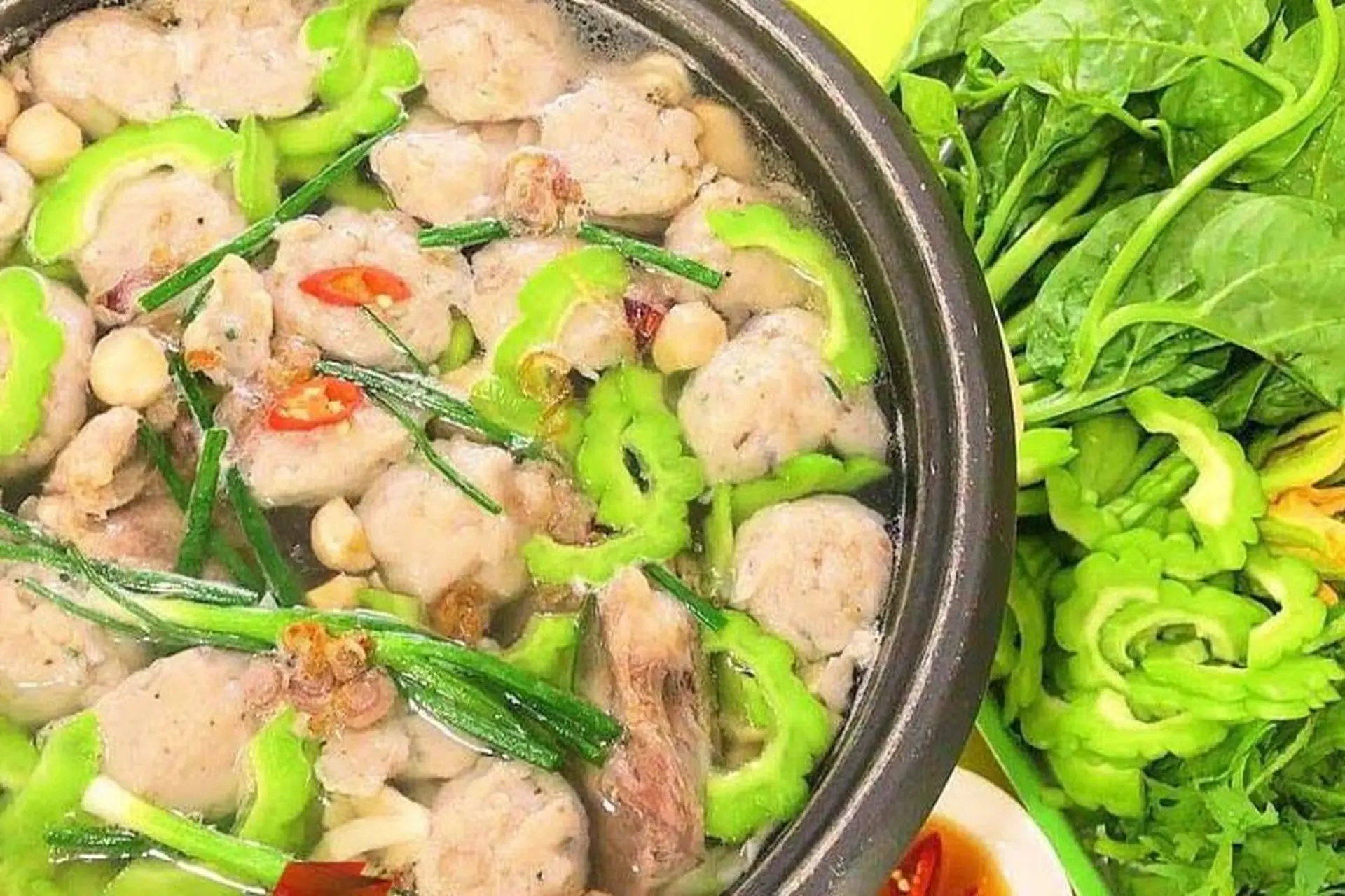 Lẩu cá thác lác khổ qua lạ miệng, lý tưởng cho ngày mưa quây quần bên gia đình