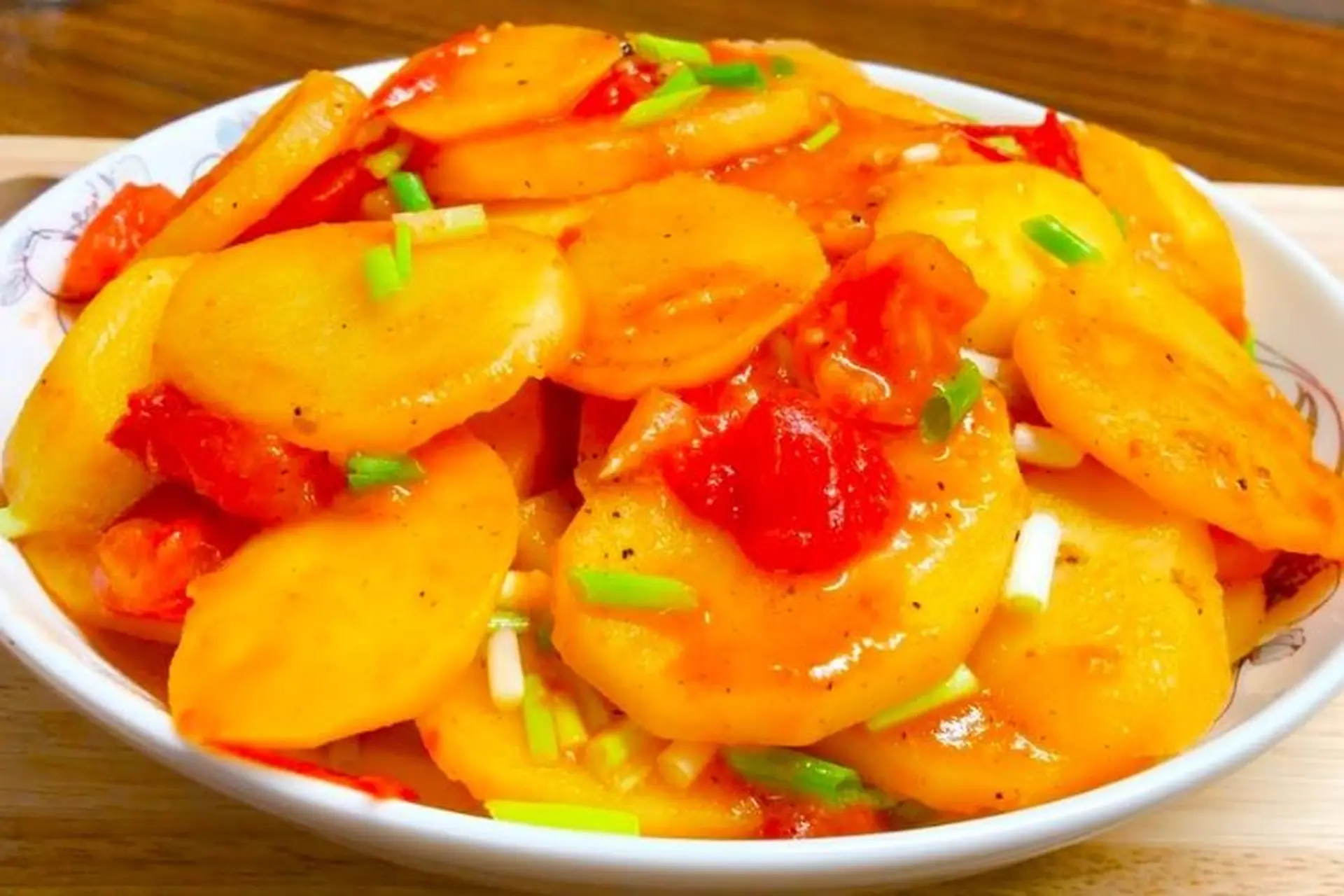 Tuyệt chiêu làm món khoai tây xào cho bữa ăn gia đình cực thơm ngon, vừa lạ miệng vừa tốn cơm