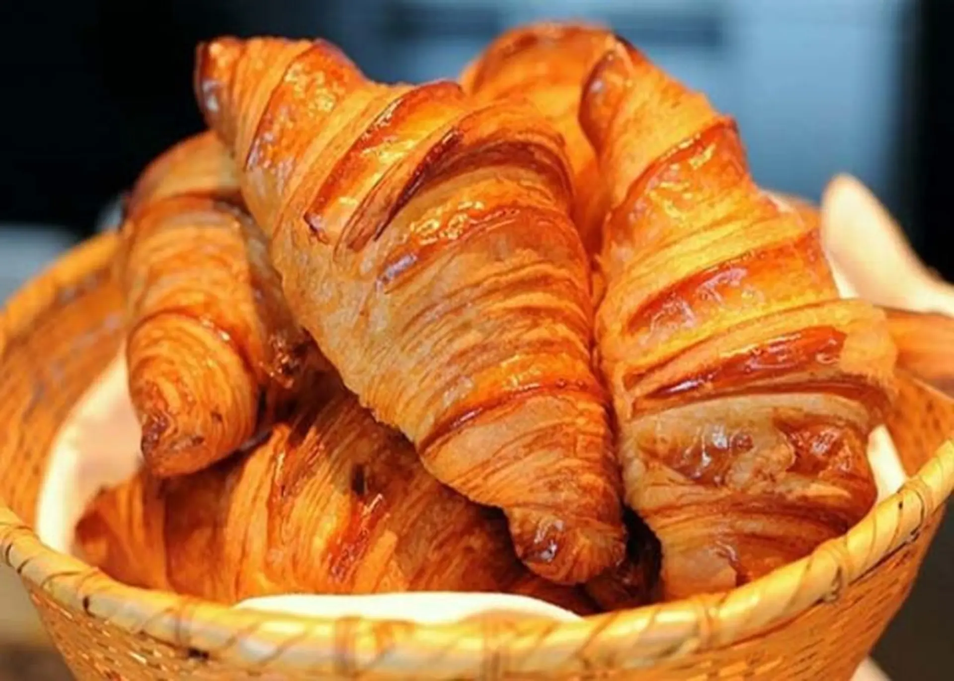 Mách bạn cách làm bánh croissant (bánh sừng bò) thơm béo đúng chuẩn bếp châu Âu 