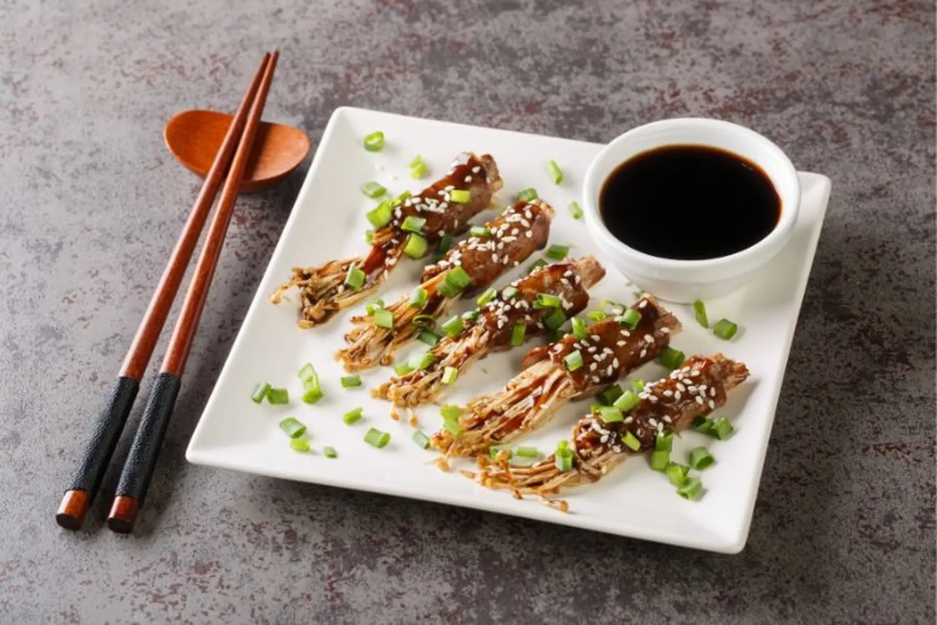 2 cách làm bò cuộn nấm kim châm nướng ngon mềm, tiết kiệm thời gian và chuẩn vị ngoài quán 