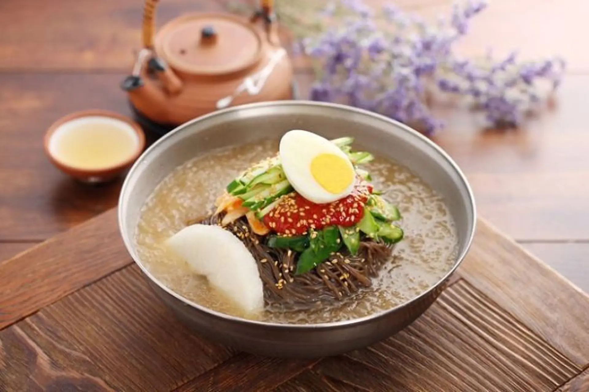 Hướng dẫn 2 cách làm mì lạnh Hàn Quốc cực kỳ thơm ngon và hấp dẫn dành cho tín đồ món Hàn