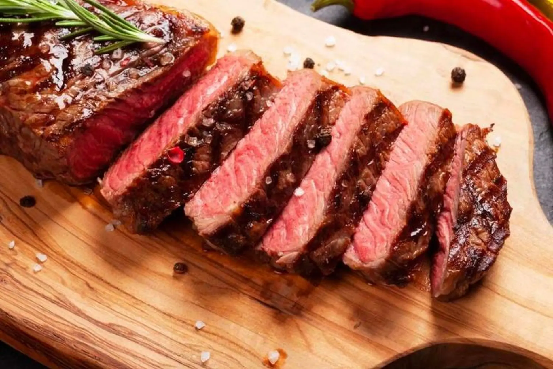 Hướng dẫn làm bò áp chảo mềm ngọt ngon như nhà hàng và lưu ý khi nấu để luôn thành công