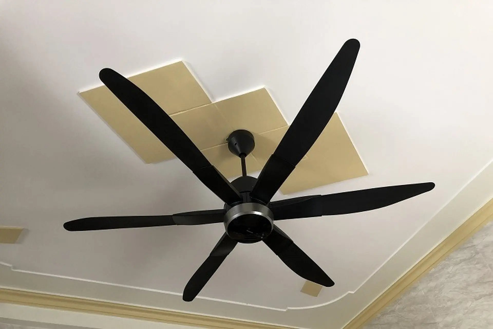 Quạt trần có tốn điện không? Dùng quạt trần hay quạt cây tiết kiệm điện hơn?