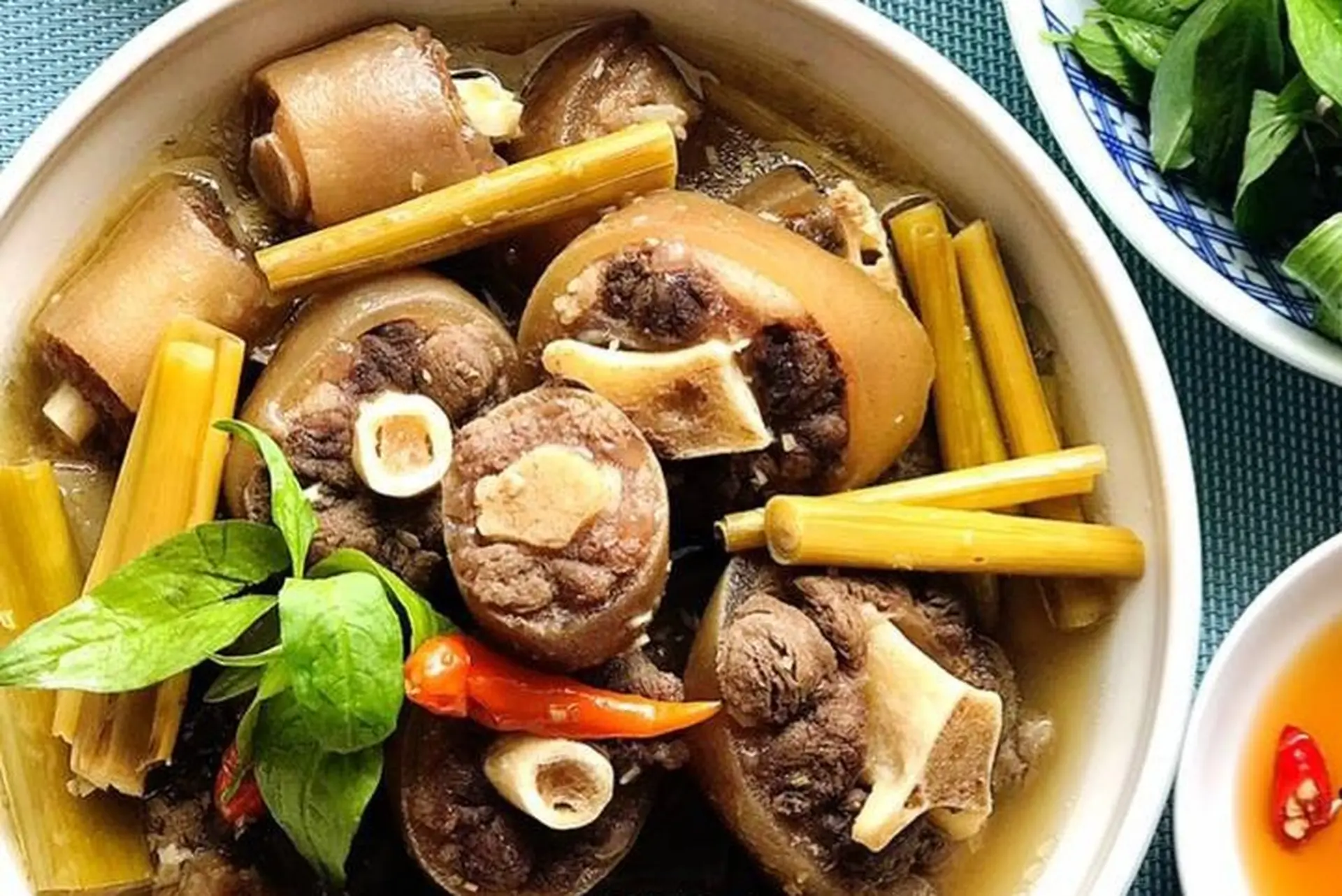 Bật mí cách làm món đuôi bò hầm ngũ vị thơm nức mũi đổi bữa cuối tuần