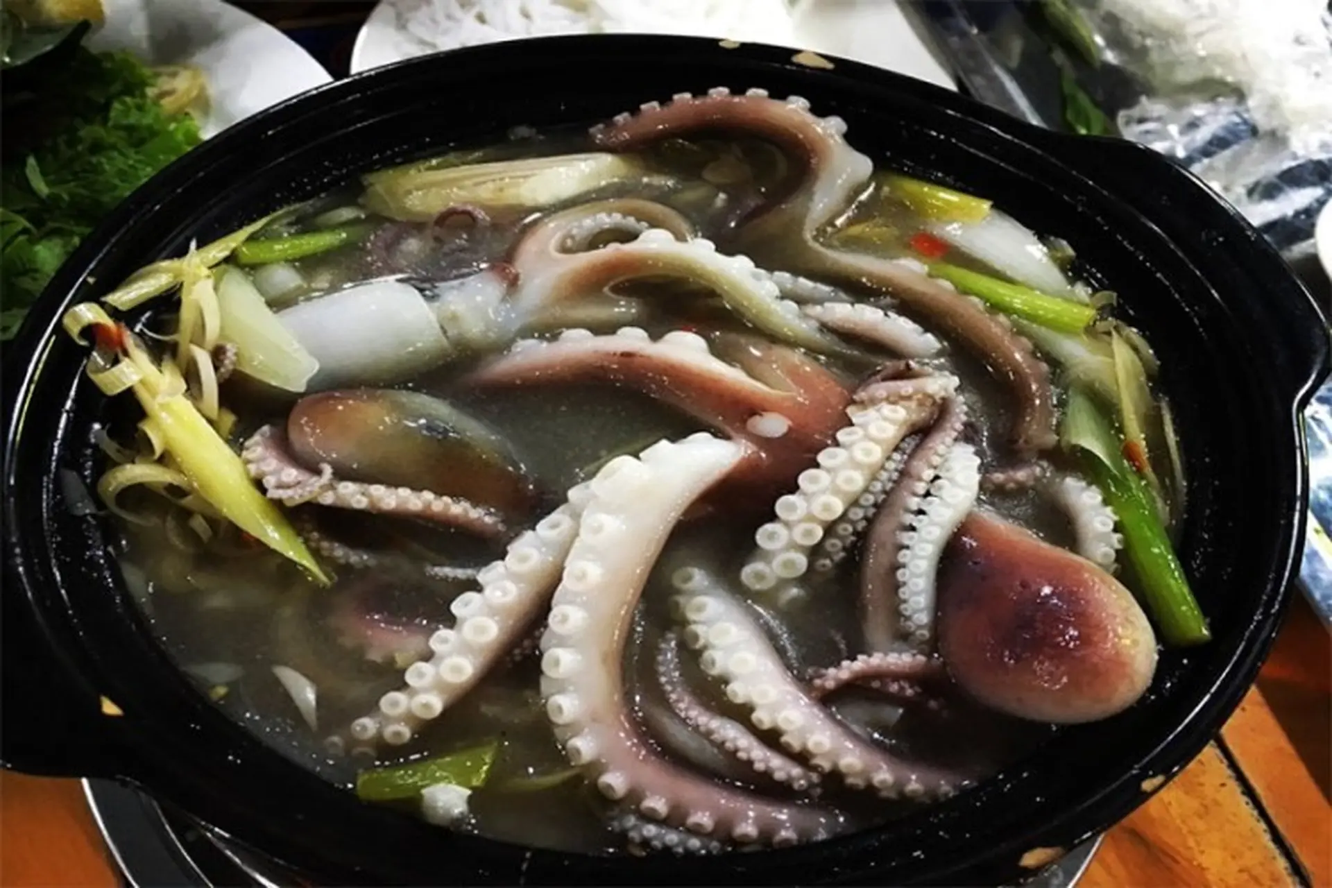 Chia sẻ cách nấu lẩu bạch tuộc nhúng mẻ chua thanh bừng tỉnh vị giác ngày hè