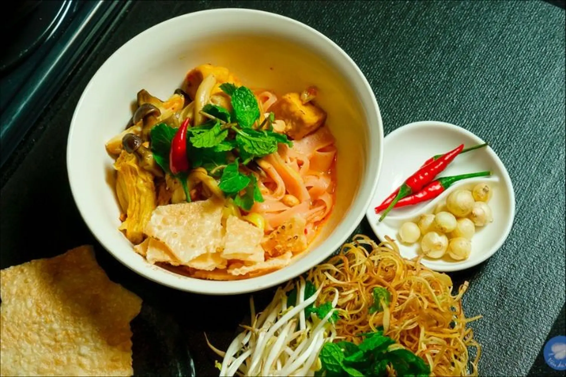 Hướng dẫn 2 cách làm mì quảng chay miền Trung để bữa ăn chay không nhàm chán