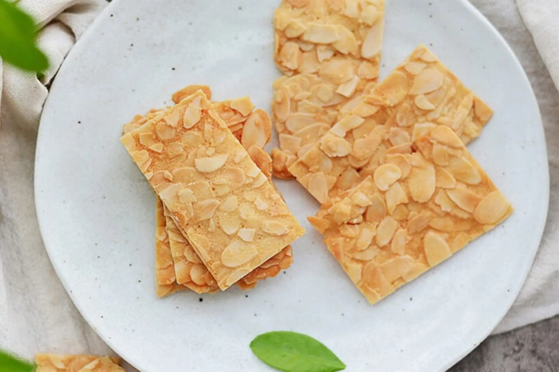 Mách bạn cách làm bánh ngói hạnh nhân giòn tan, thơm ngon dành cho chị em ăn kiêng