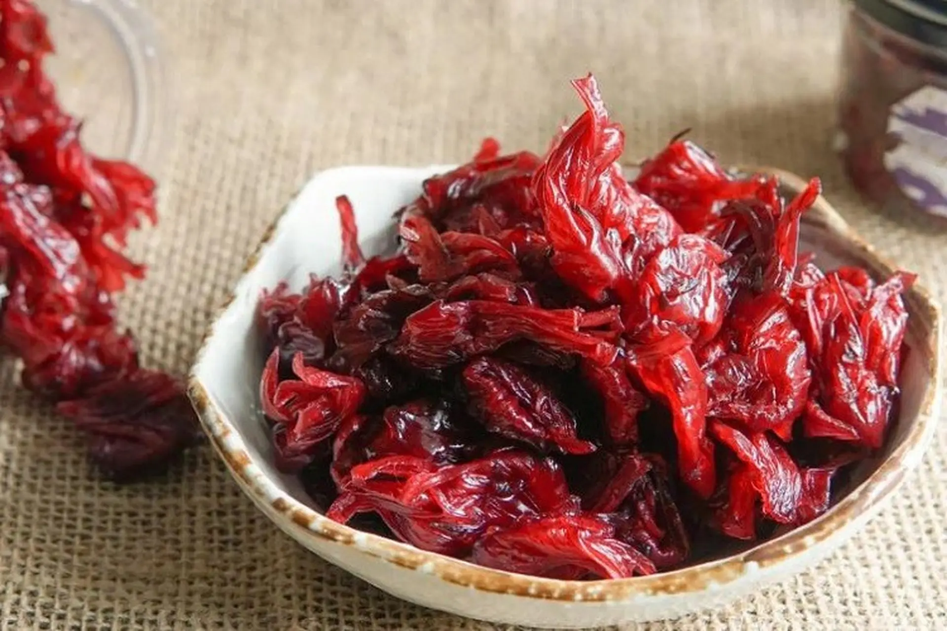 Chẳng cần khéo tay cũng làm được mứt atiso đỏ dẻo thơm, ngọt ngào nhâm nhi ăn vặt cực ngon