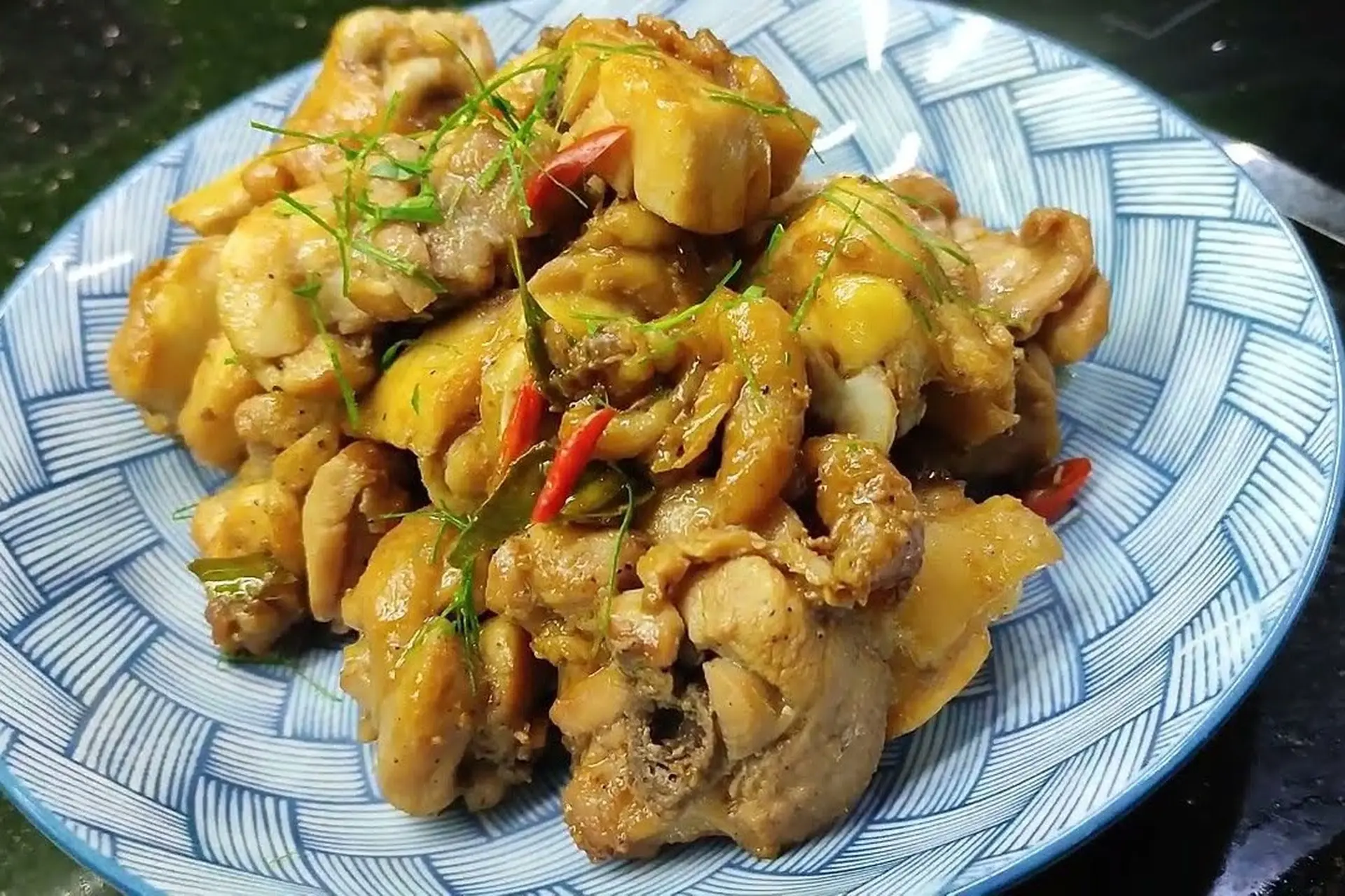 Gà kho lá chanh thơm lừng, ngon hết nấc cực tốn cơm