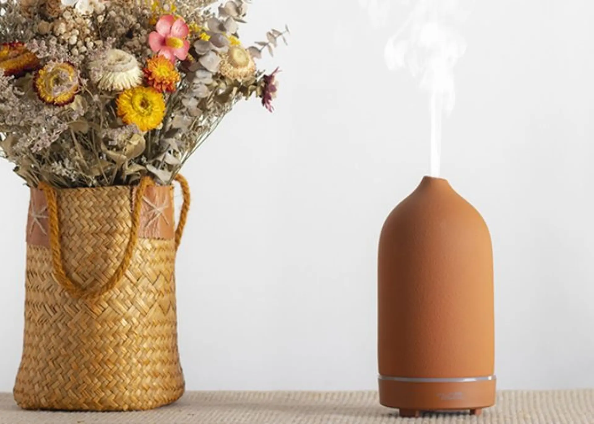 Máy xông tinh dầu tạo độ ẩm là gì? Những lợi ích tuyệt vời cho sức khỏe