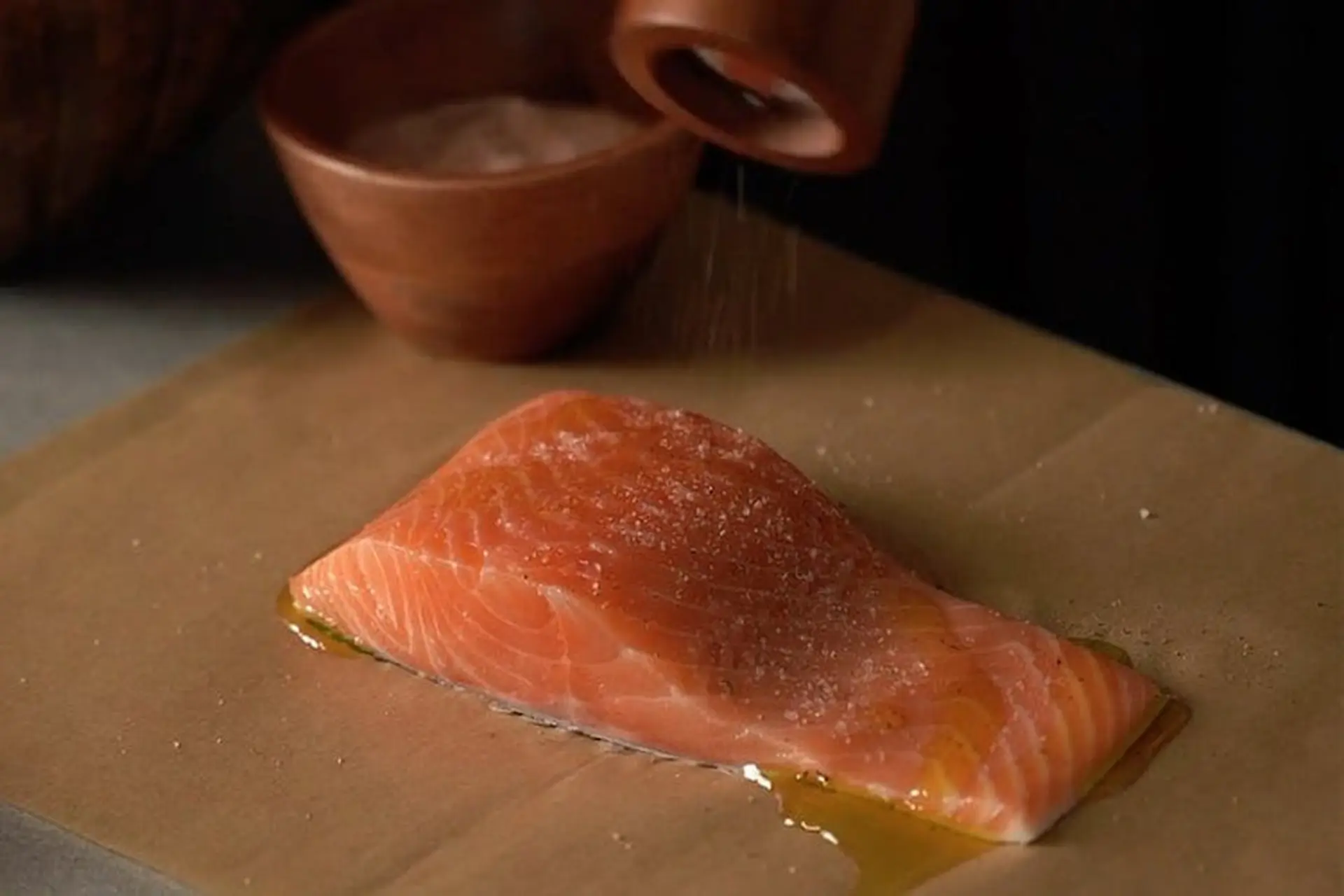 Cá hồi bao nhiêu calo? Ăn cá hồi giúp tăng cân hay giảm cân? Bật mí các công thức nấu ăn ngon từ cá hồi