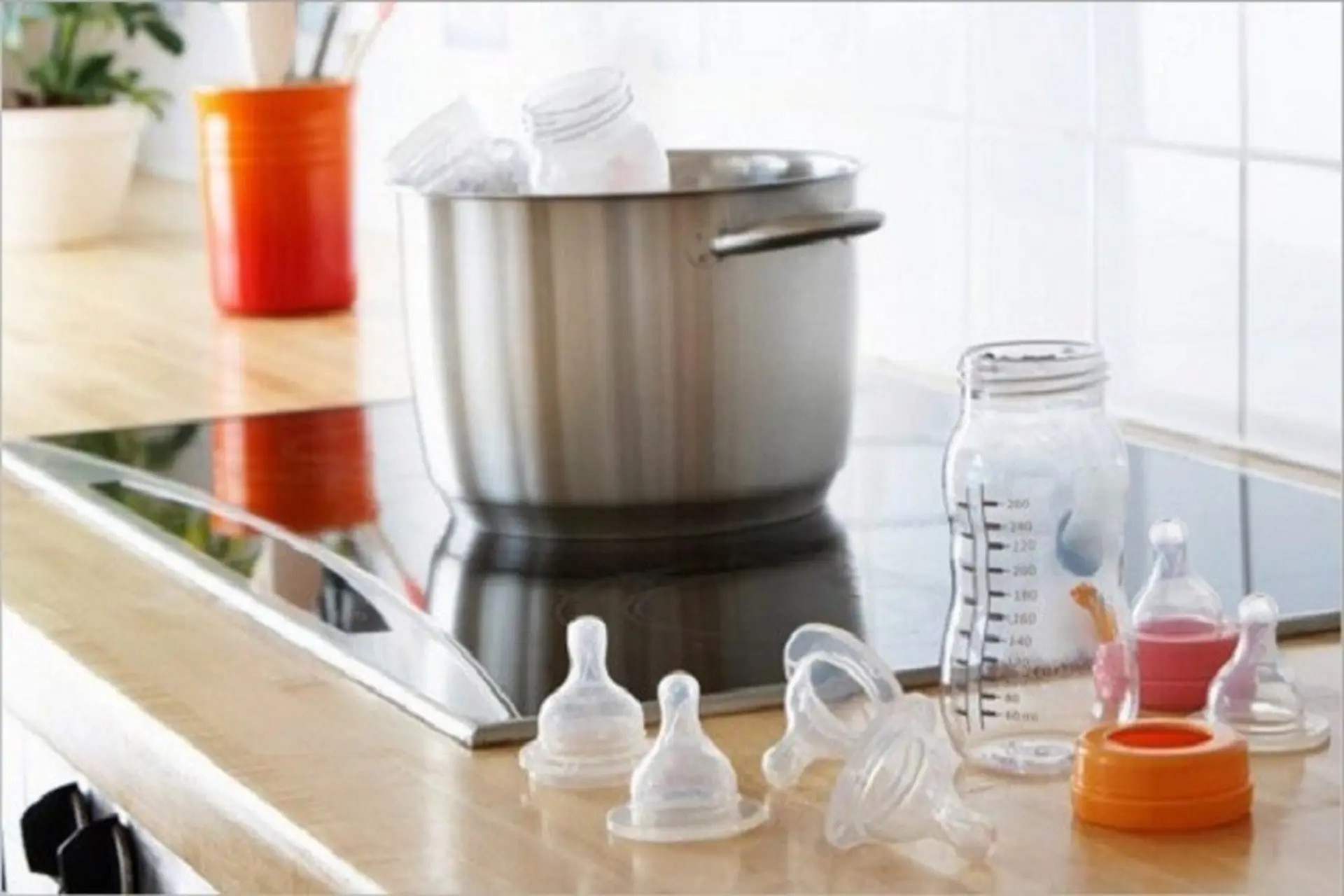 Mẹ thông thái cần biết: Cách tiệt trùng bình sữa cho con đảm bảo an toàn, hiệu quả
