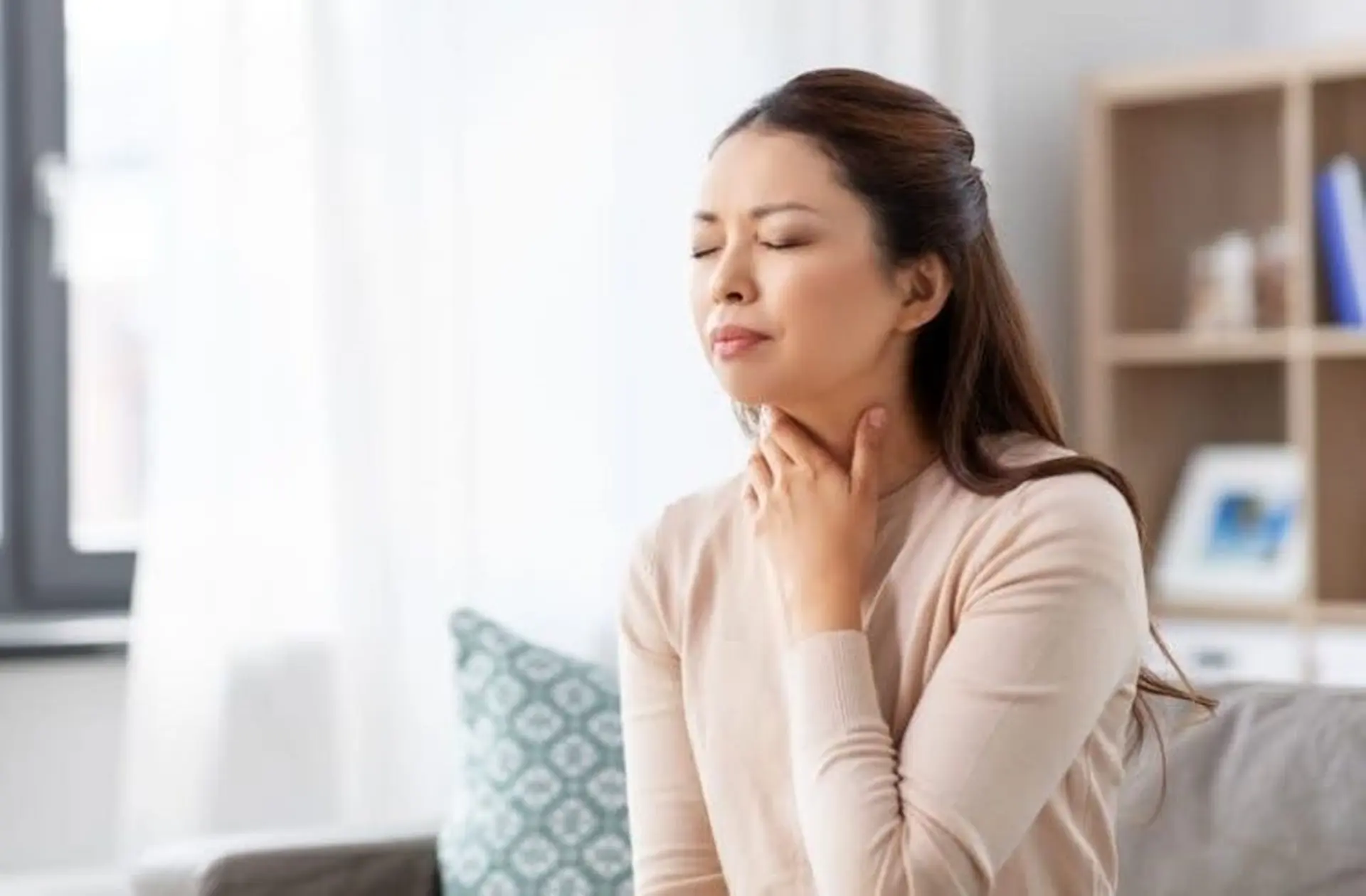 Ngủ máy lạnh bị đau họng không? Cách sử dụng máy lạnh qua đêm đảm bảo sức khỏe