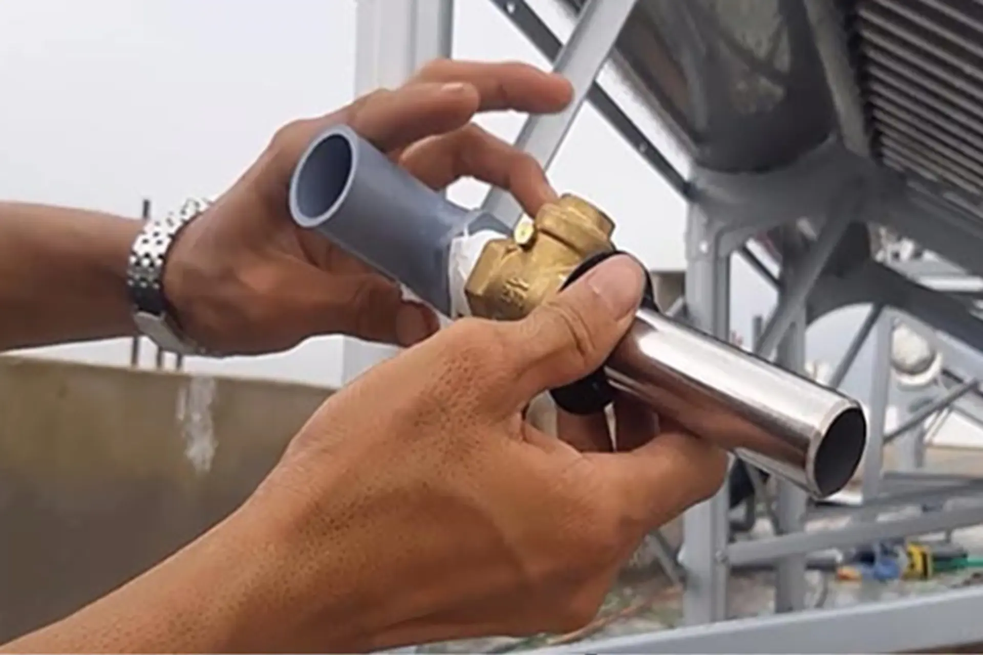 Cách lắp van 1 chiều máy nước nóng năng lượng mặt trời và những lưu ý cần biết