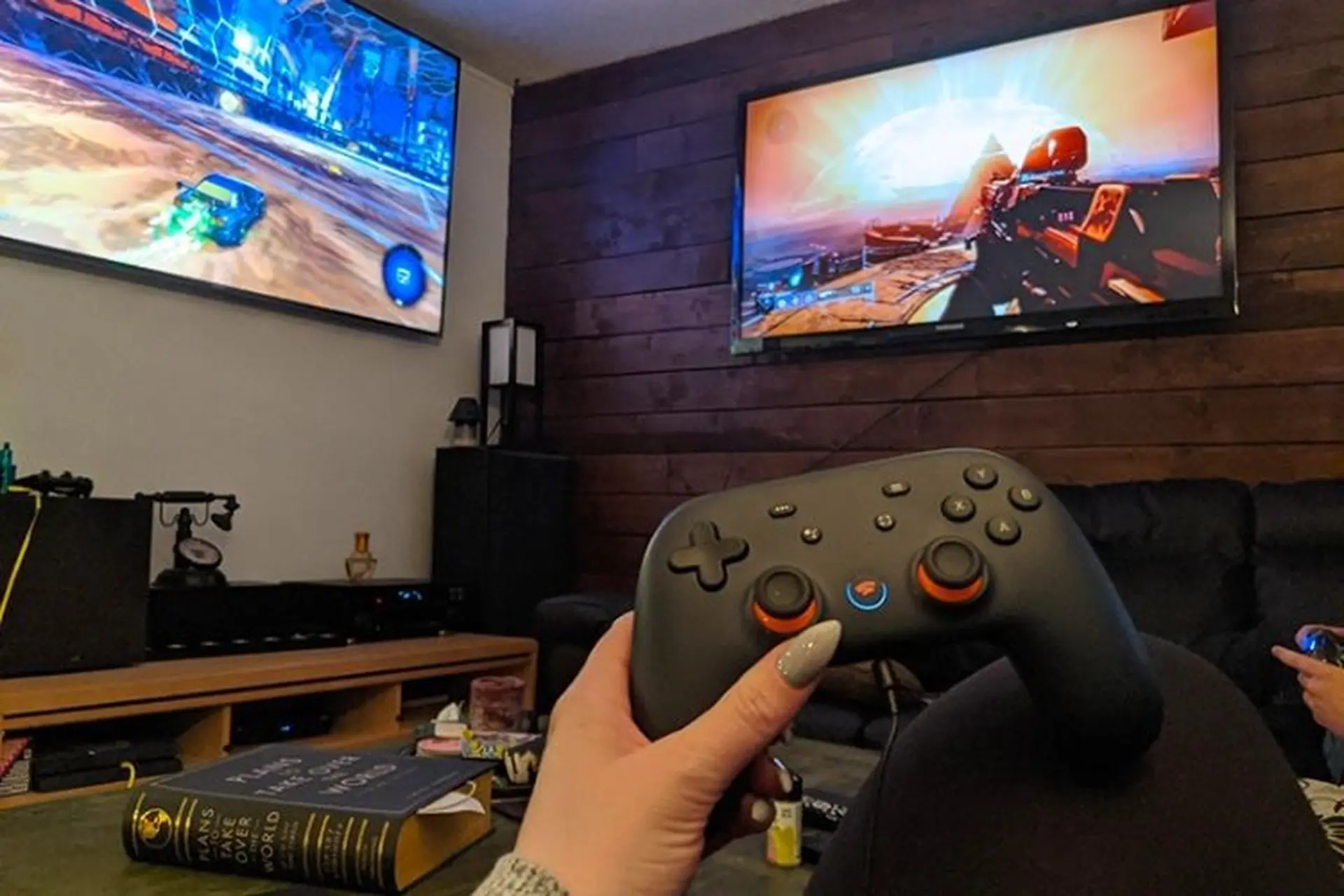 Chơi game trên tivi cần các yếu tố và phụ kiện gì? Tiêu chí nào khi chọn tivi chơi game?