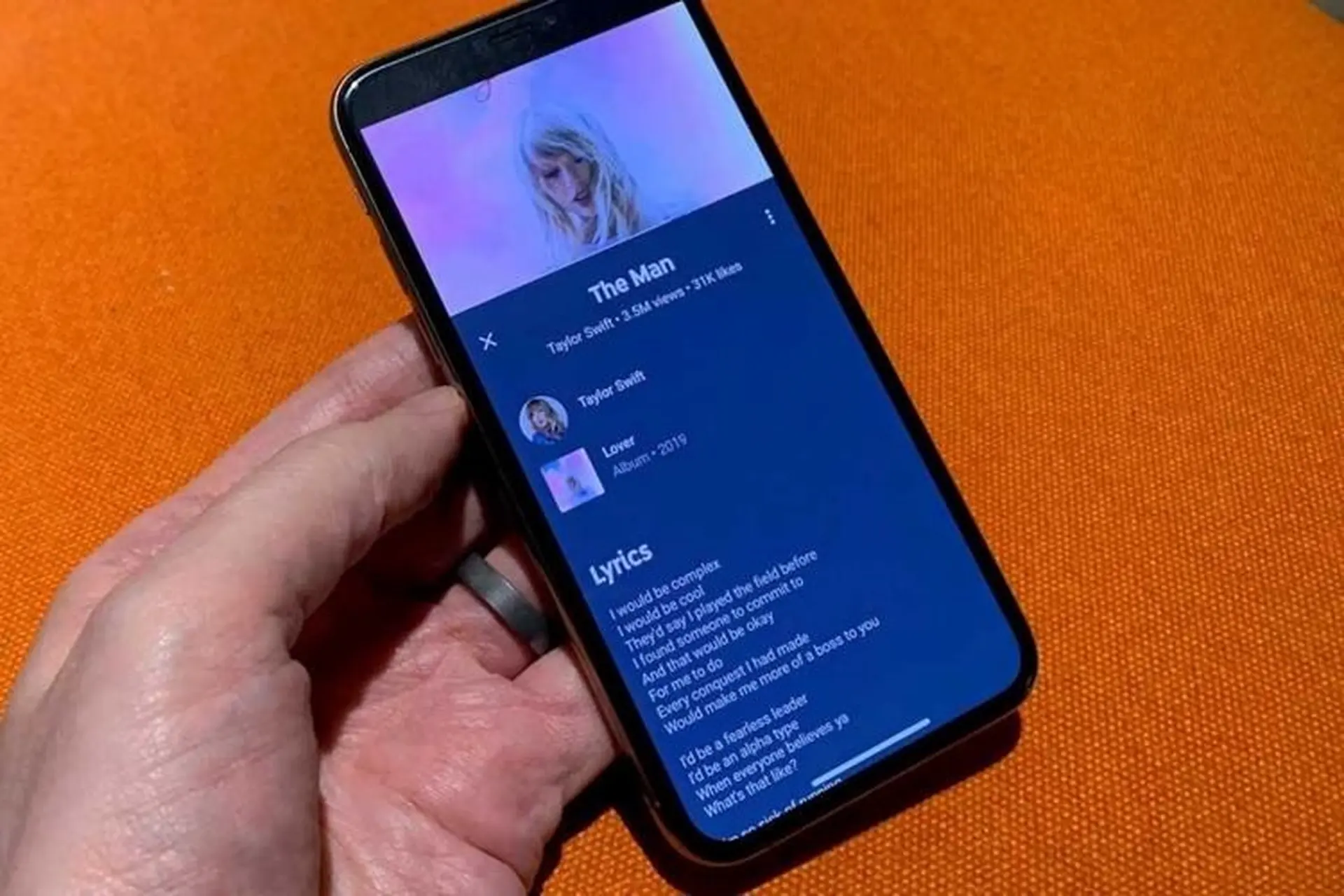 Cách xem lời bài hát trên YouTube Music cực dễ mà ai cũng có thể làm được