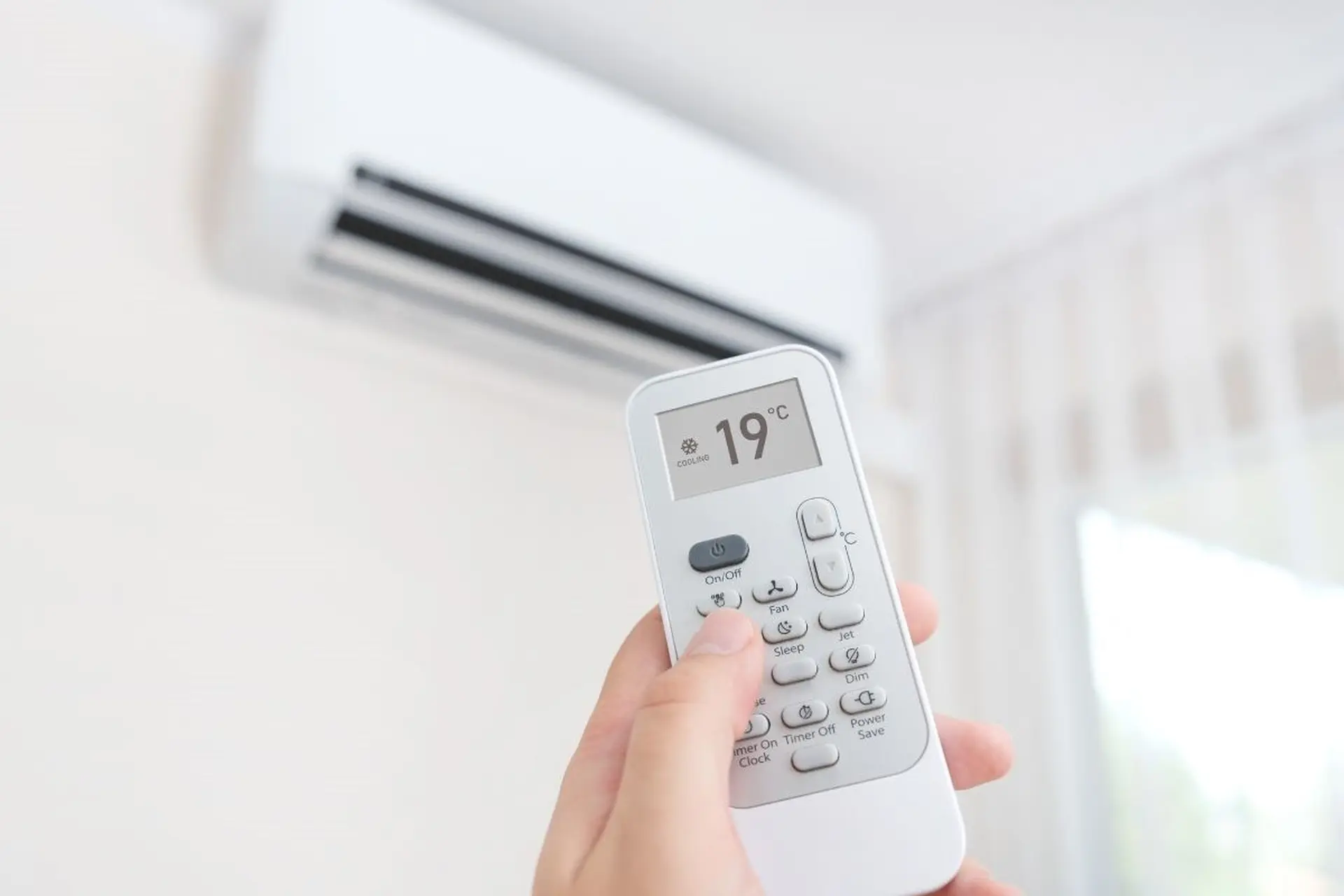 Máy lạnh không nhận remote: Tìm hiểu nguyên nhân và gợi ý một số cách khắc phục