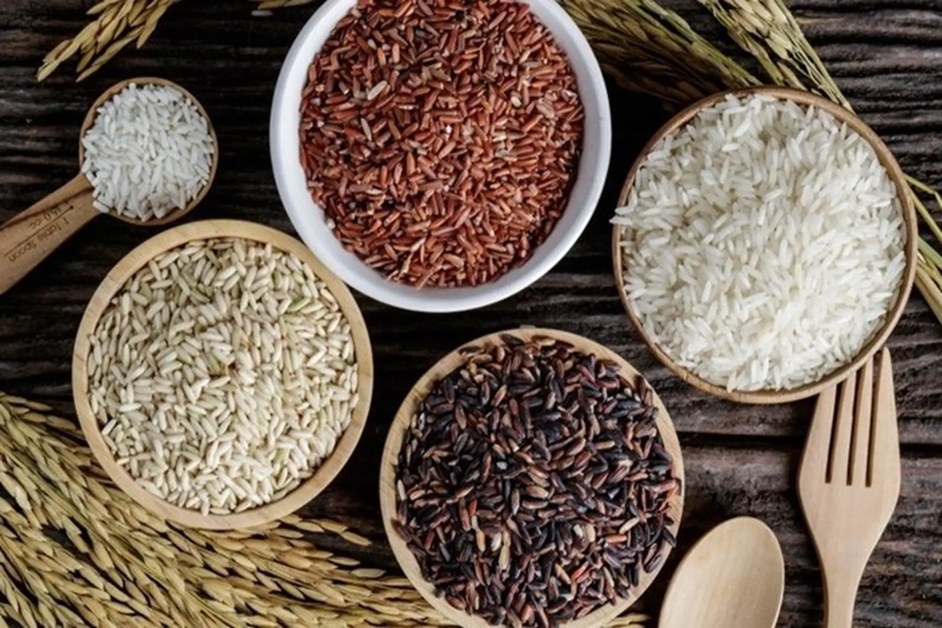 Gạo lứt là gì và có mấy loại gạo lứt? Tìm hiểu cách phân biệt gạo lứt và gạo lứt huyết rồng