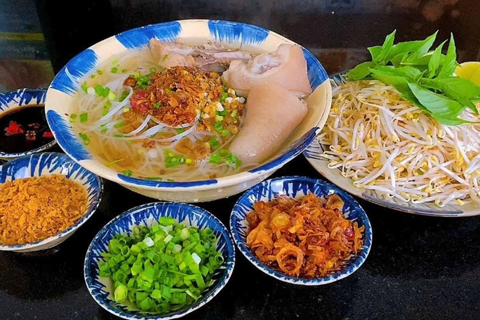 Cách nấu hủ tiếu giò heo cực ngon nước dùng siêu đậm đà chỉ với vài bước đơn giản