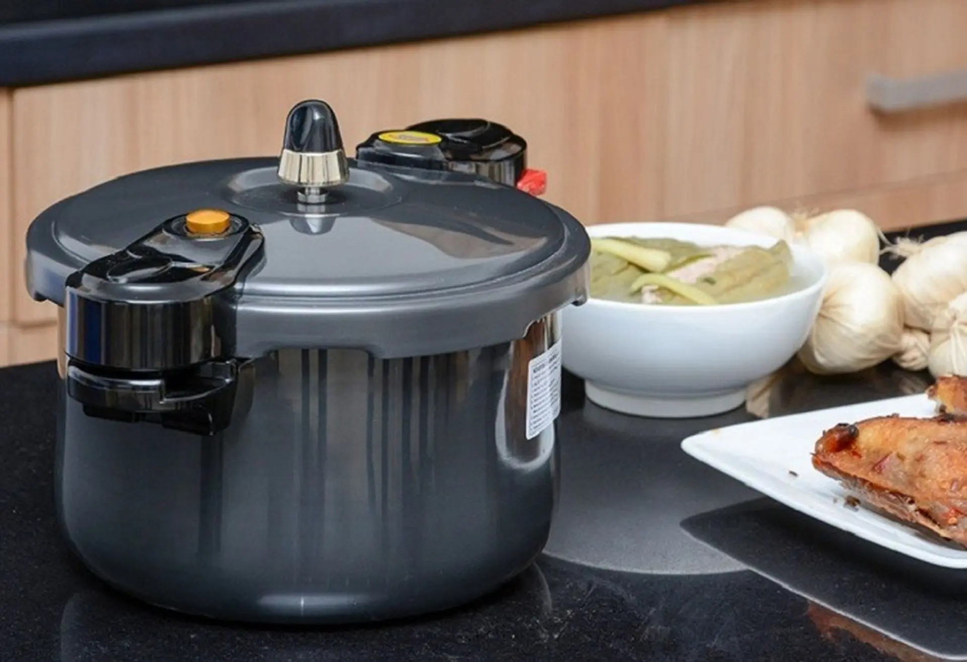 Nên mua nồi ủ hay nồi áp suất? Đâu mới là sự lựa chọn tốt nhất cho gia đình bạn?