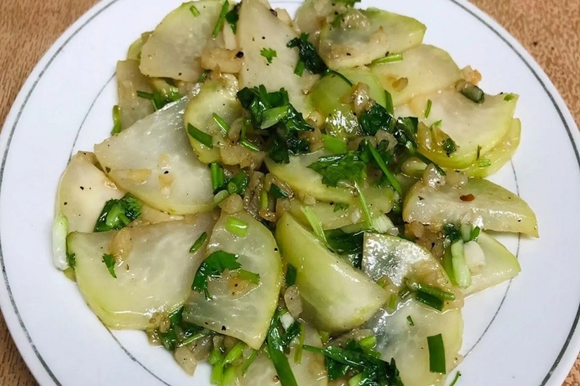 Hướng dẫn cách làm su hào xào tỏi giòn ngọt tự nhiên, hạ nhiệt bữa cơm ngày nắng