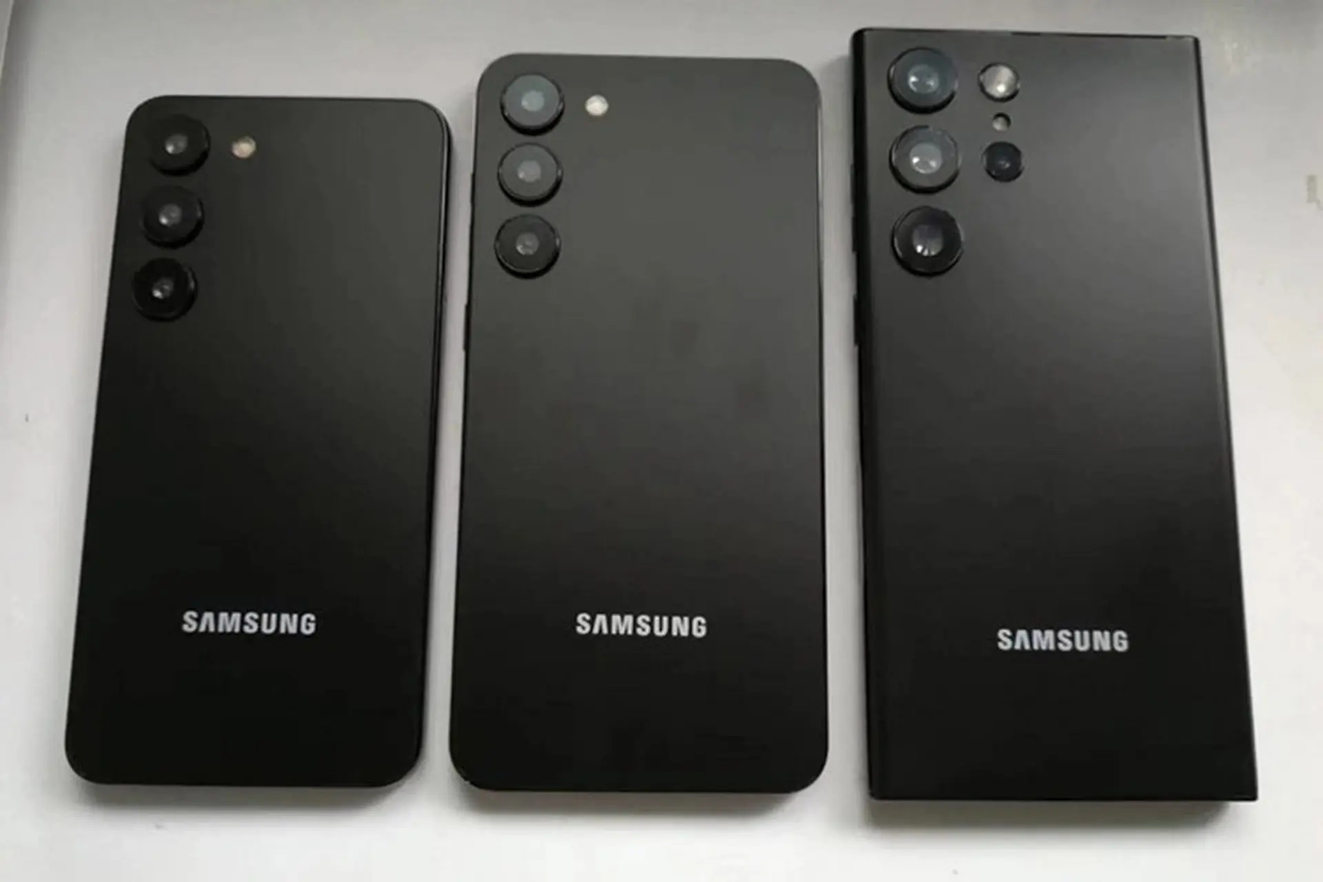 Thiết kế dòng Samsung Galaxy S23 tiếp tục được tiết lộ qua ảnh mô hình