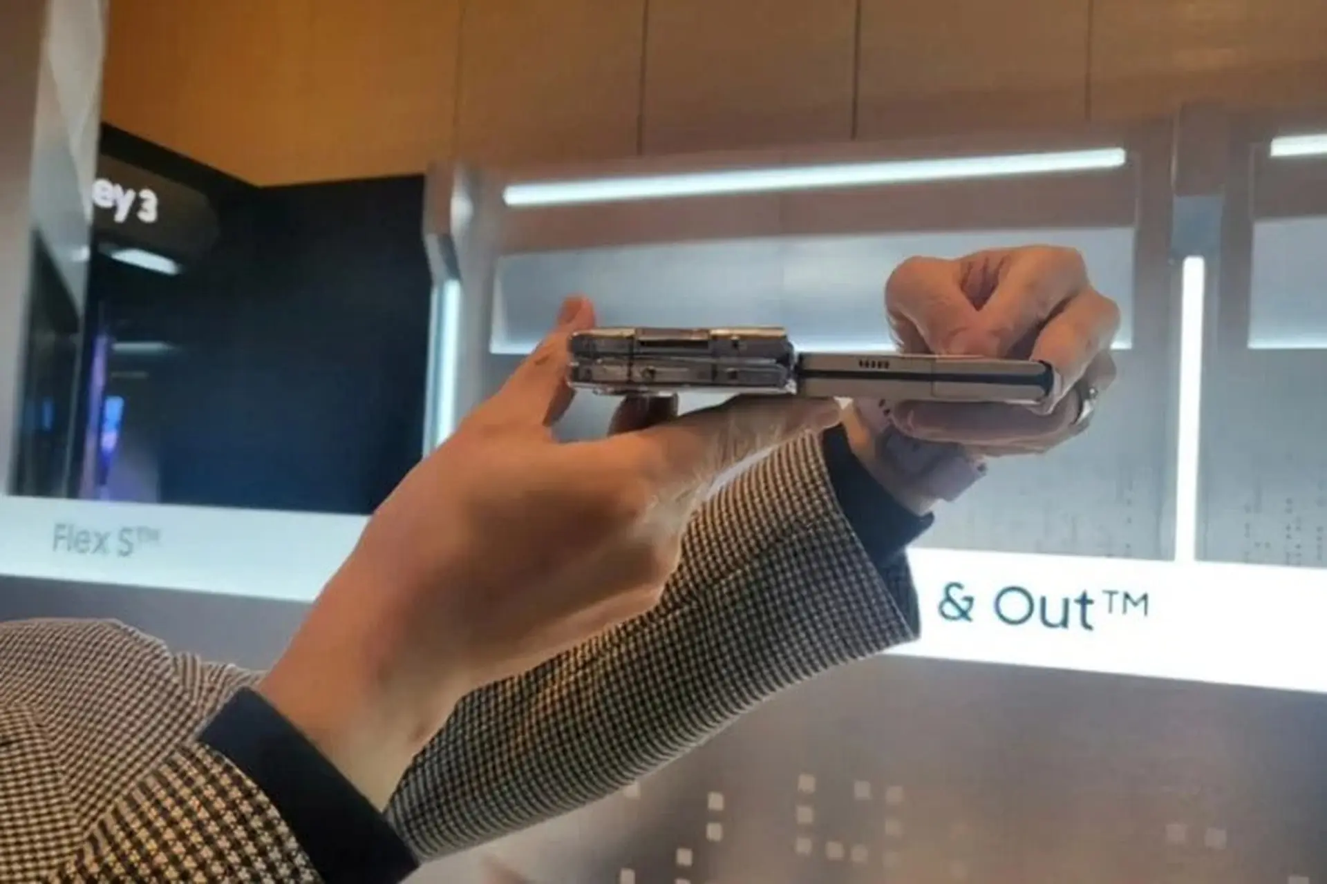 Nguyên mẫu Samsung Galaxy Z Fold5 với bản lề giọt nước được phát hiện tại CES 2023