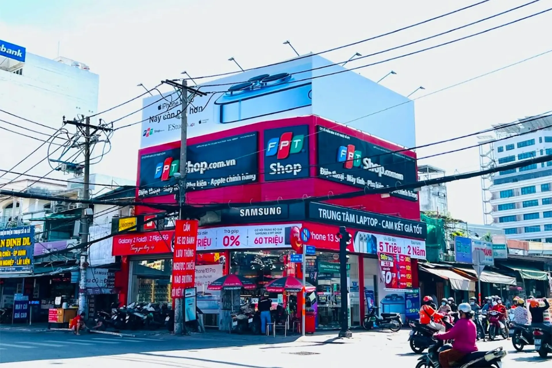 Hình ảnh nhận diện hệ thống cửa hàng:
