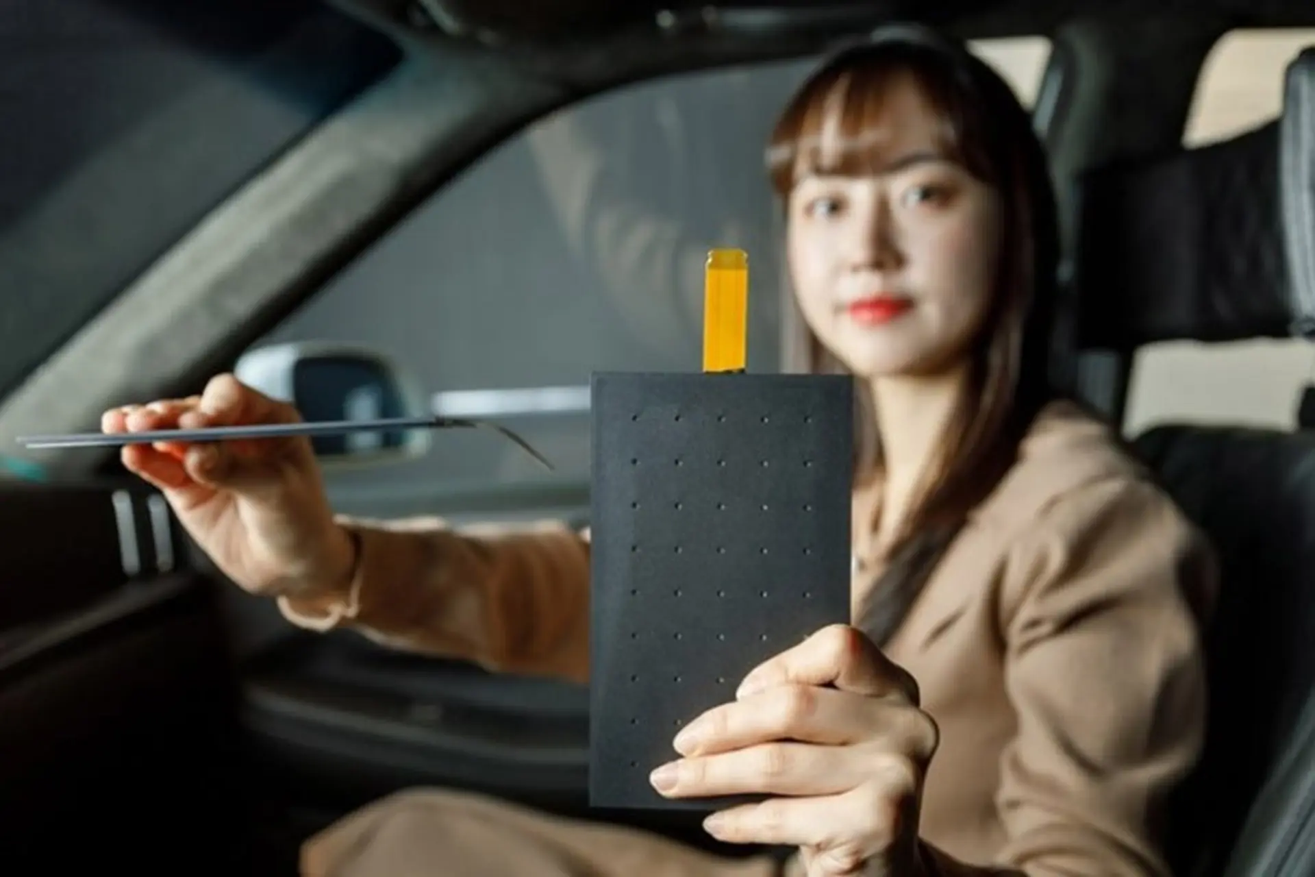 LG ra mắt màn hình OLED gập 360 độ mới tại CES 2023