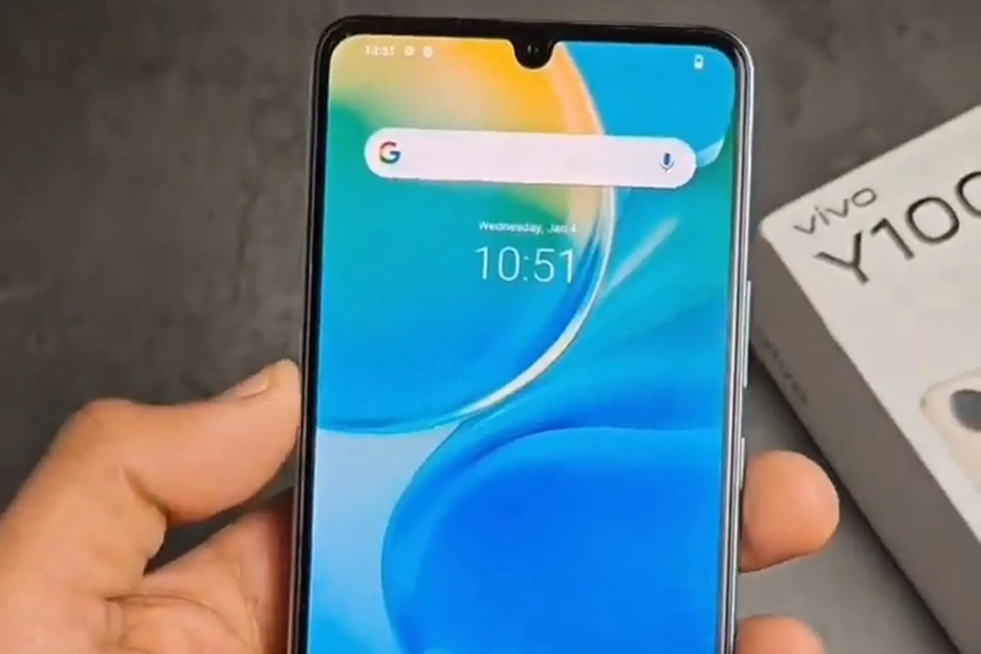 Thiết kế mặt trước Vivo Y100 lộ diện rõ nét trong ảnh thực tế