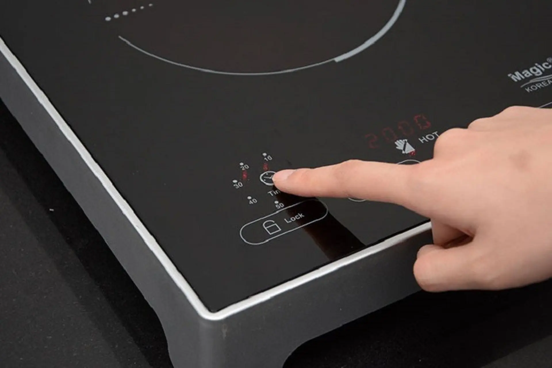 Bếp từ phát ra âm thanh khi nấu: Các dấu hiệu phổ biến và cách khắc phục