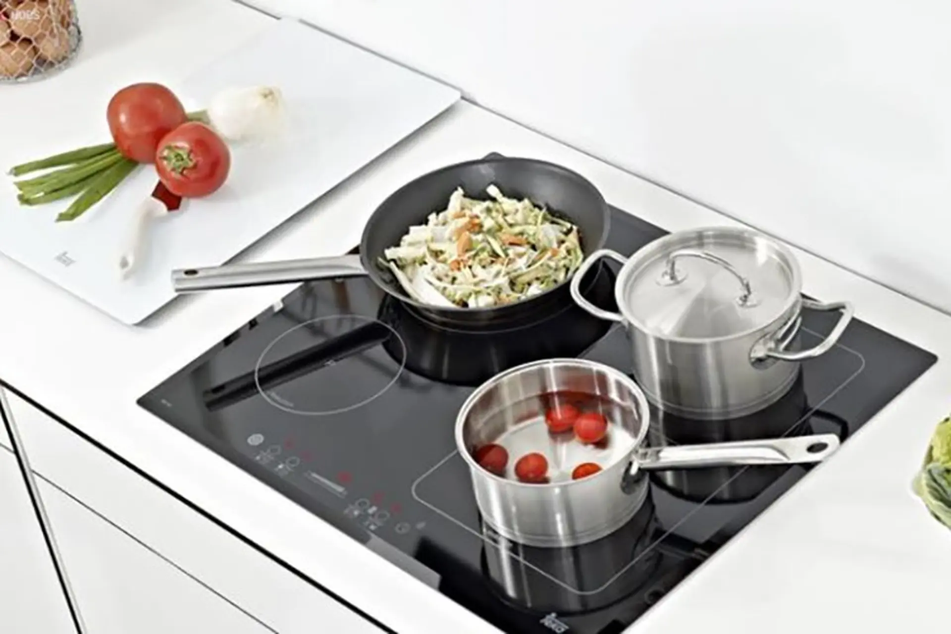 Bếp từ đa điểm là gì? Tìm hiểu công nghệ Flexi Zone trên bếp từ đa điểm