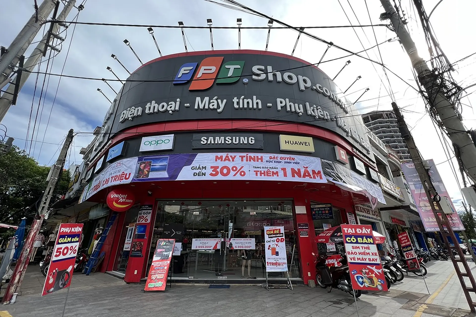 Hình ảnh nhận diện hệ thống cửa hàng: