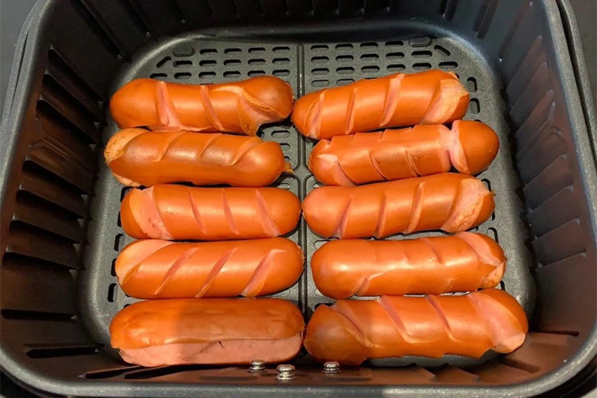 Cách nướng xúc xích bằng nồi chiên không dầu chẳng tốn một giọt dầu