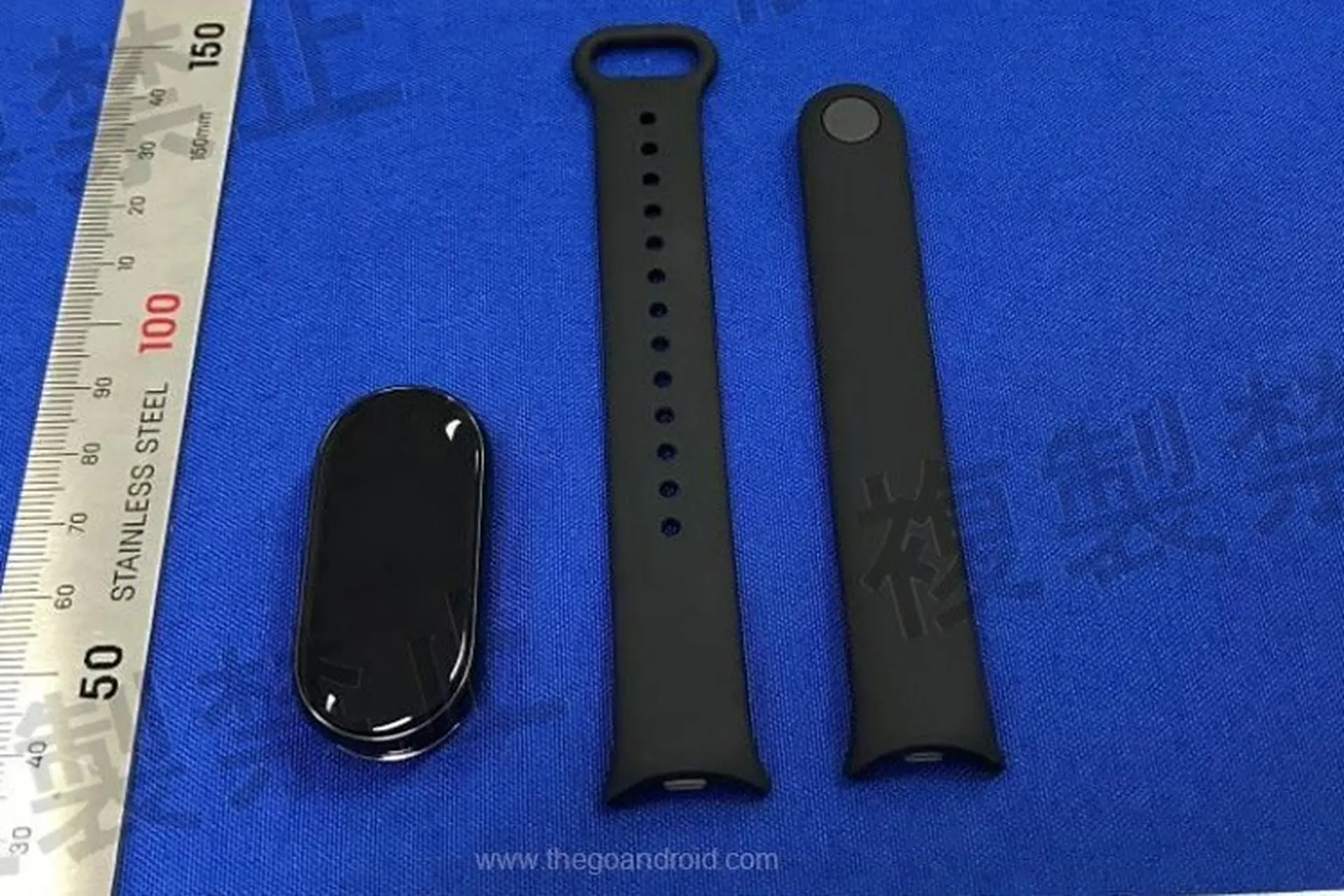 Xiaomi Band 8 bất ngờ lộ ảnh thực tế với thiết kế quen thuộc