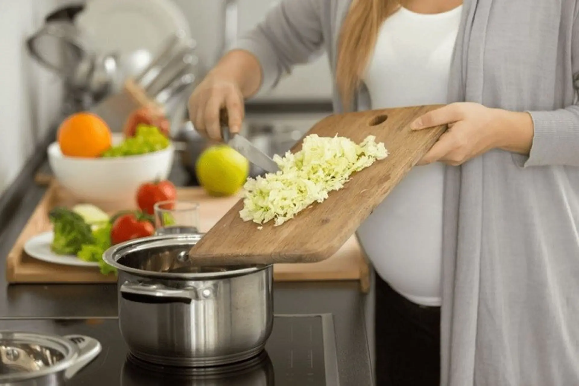 Bếp từ có ảnh hưởng đến thai nhi không? Phụ nữ mang bầu có nên dùng bếp từ?