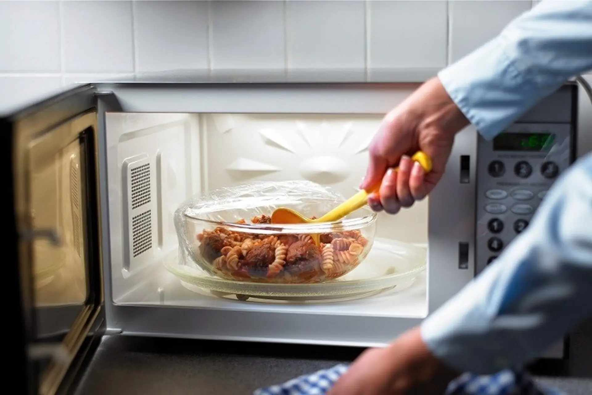 Lò vi sóng có nướng được không? Một số lưu ý khi sử dụng