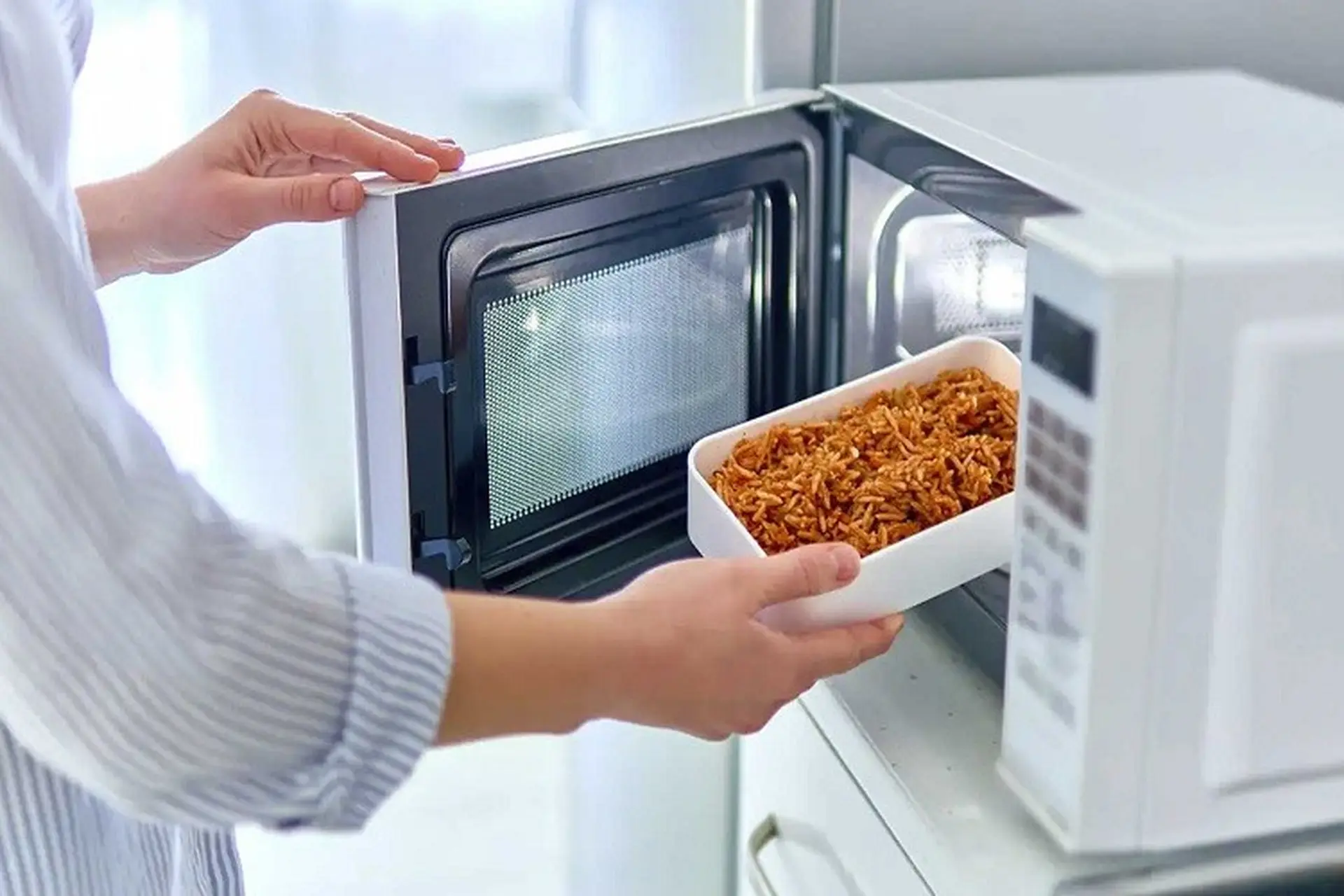 Khám Phá Bí Ẩn - Cục Sóng Lò Vi Sóng: Sức Mạnh Và Công Nghệ Đứng Đầu Trong Nhà Bếp Hiện Đại