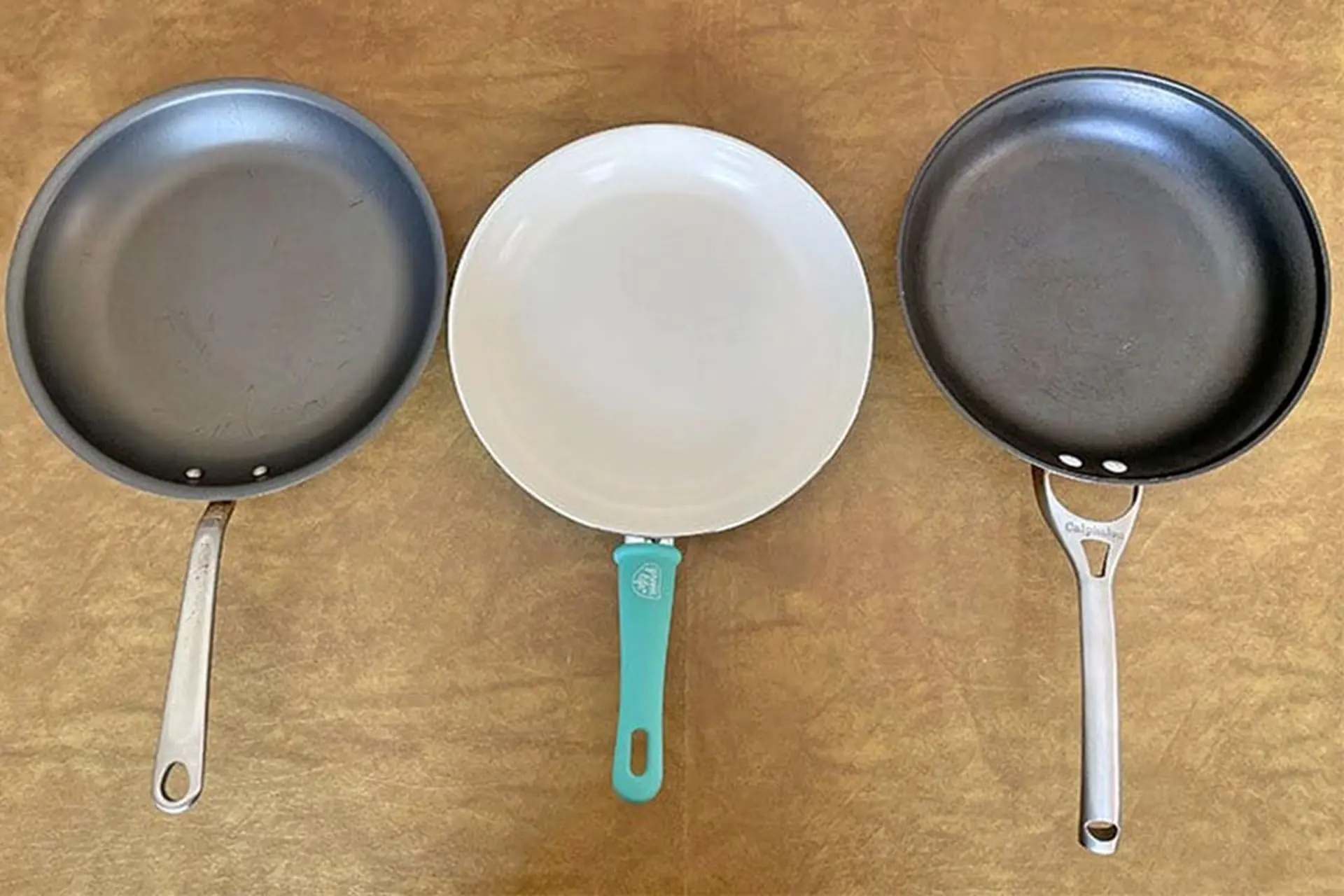 Chảo chống dính làm bằng chất liệu gì? Có an toàn không?