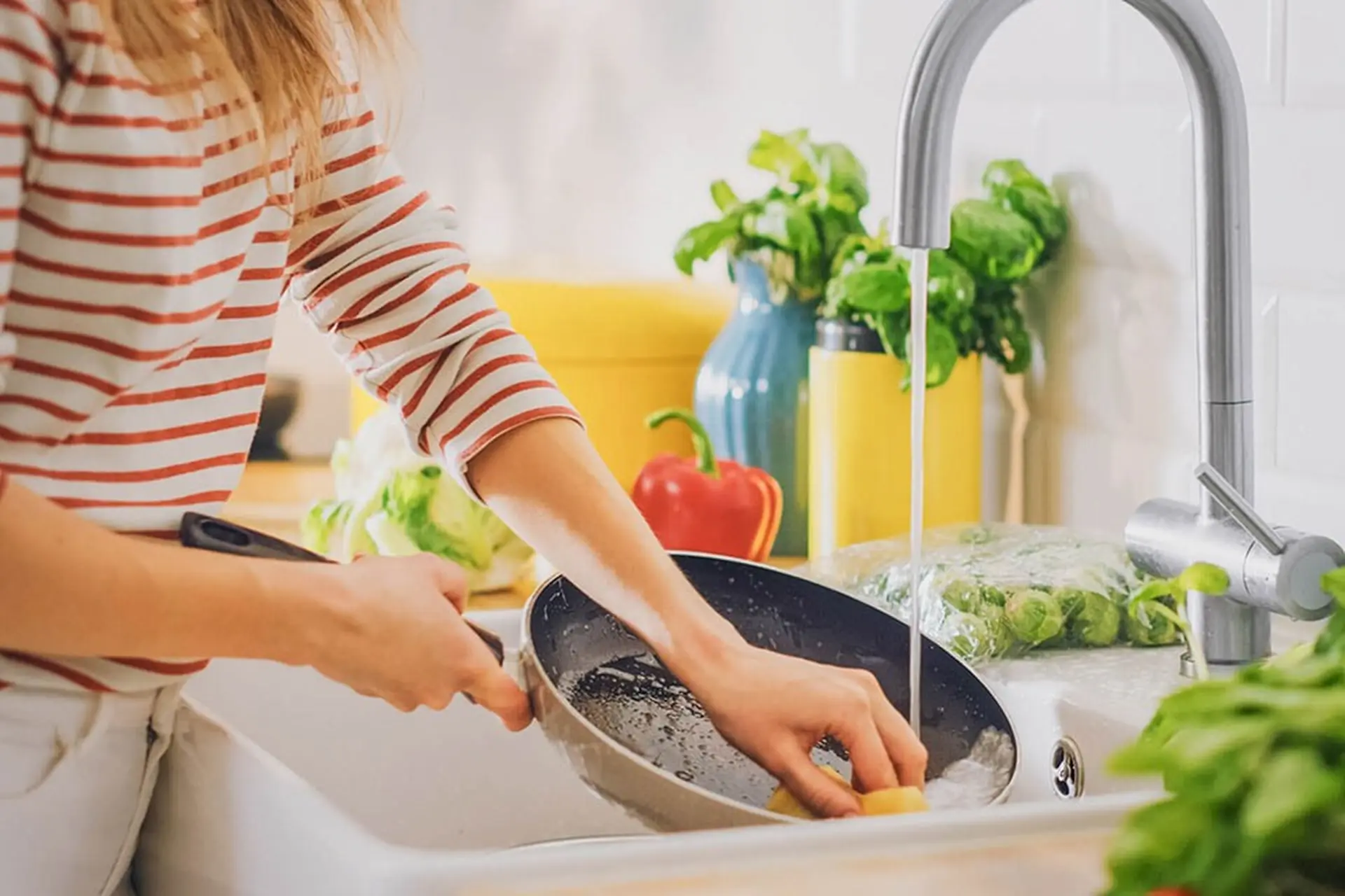 Mách bạn 4 cách đơn giản để loại bỏ keo còn dính lại trên chảo chống dính mới
