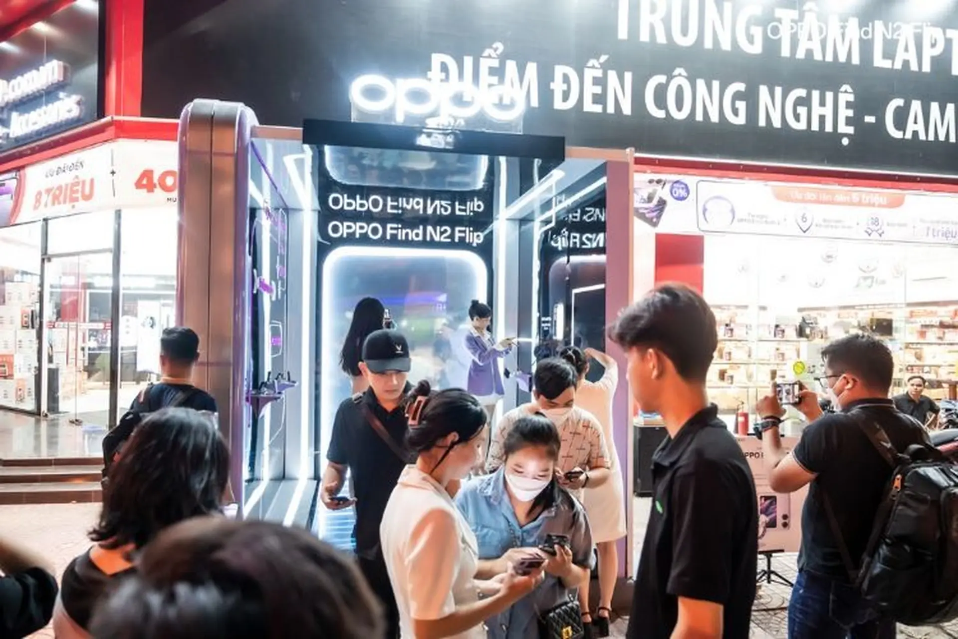 Toàn cảnh hoạt động trải nghiệm "Gương thần" vạn năng Find N2 Flip tại FPT Shop