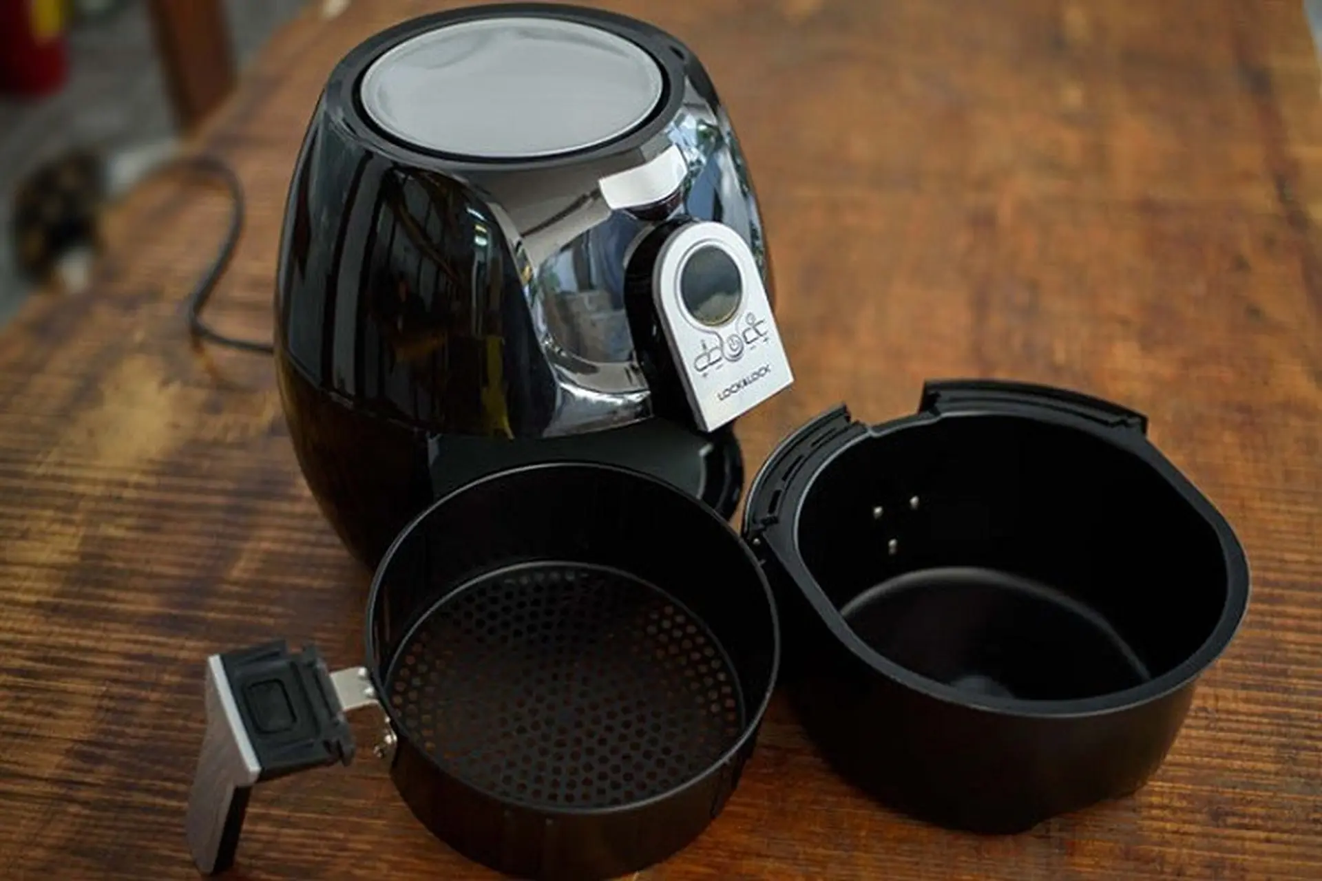 Cách vệ sinh nồi chiên không dầu Lock and Lock chuẩn chỉnh, sạch bong như mới